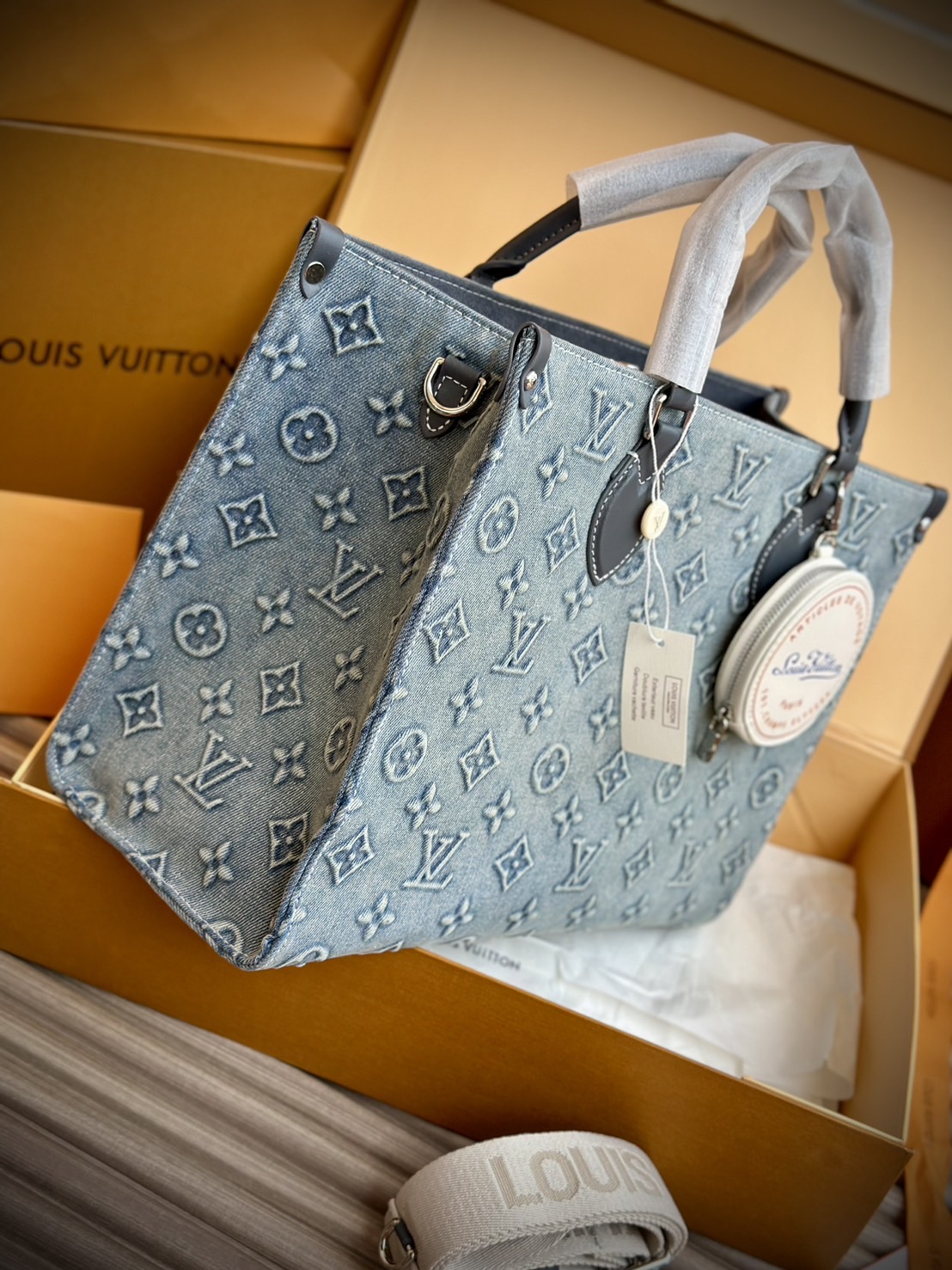 LV Onthego Denim Vintage Tote Bag กระเป๋าทรงโท้ทเดนิมสไตล์วินเทจ รุ่นใหม่ปั้มลายโมโนแกรมบนเดนิมสุดไอคอนิก ที่ใครเห็นต้องเป็นคลั่งรัก ผู้ดี หรูหราได้ทุกลุค ทุกสไตล์