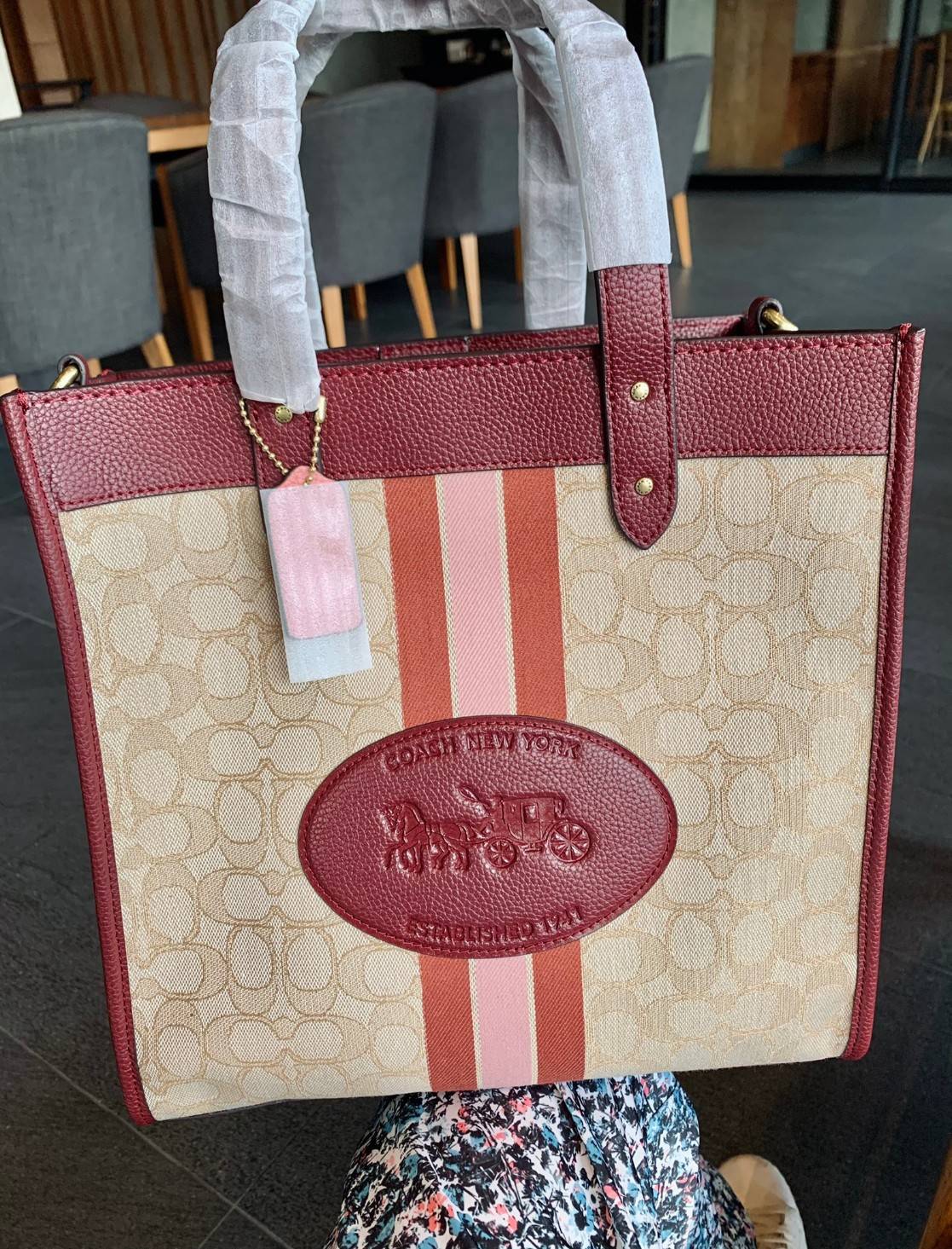 Coach 5868 Field Tote In Signature Jacquard With Horse And Carriage Prints 📣พร้อมส่ง ยังไม่เข้าไทยจ้าา!! กระเป๋าทรงTote สูง ใบใหญ่ วัสดุJacquard+หนังแท้ อย่างดี ได้ลงตัวแมทกันสวยงามมากๆค่ะ ด้านหน้าตัดแทบสีตรงกลางยาวลงมาบวกกับป้ายแบรนด์หนังตัวใหญ่ด
