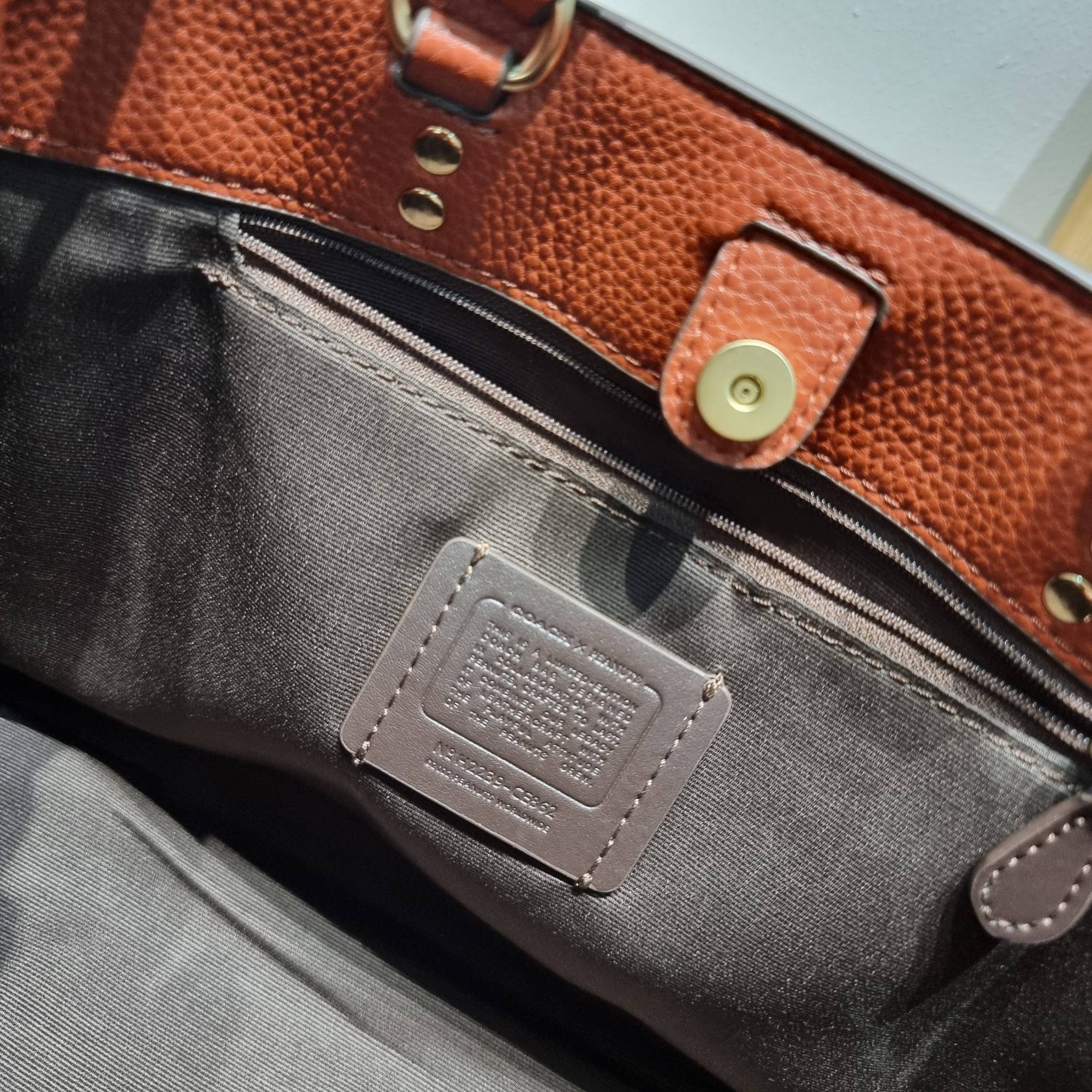 Coach X Peanuts Dempsey Carryall In Signature Canvas With Snoopy Woodstock Print CE862 คอลเลคชั่นใหม่ น่ารักเกินต้านไปมาก!! กับกระเป๋าทรงโท้ท ไซส์ใหญ่ ดีไซน์ลวดลายการ์ตูนยอดฮิต ที่ใครๆก็ต้องรู้จัก พิมพ์คมชัดลงบนหนังแคนวาส ตัดสลับด้วยหนัง pepble เพิ่มดีเทล