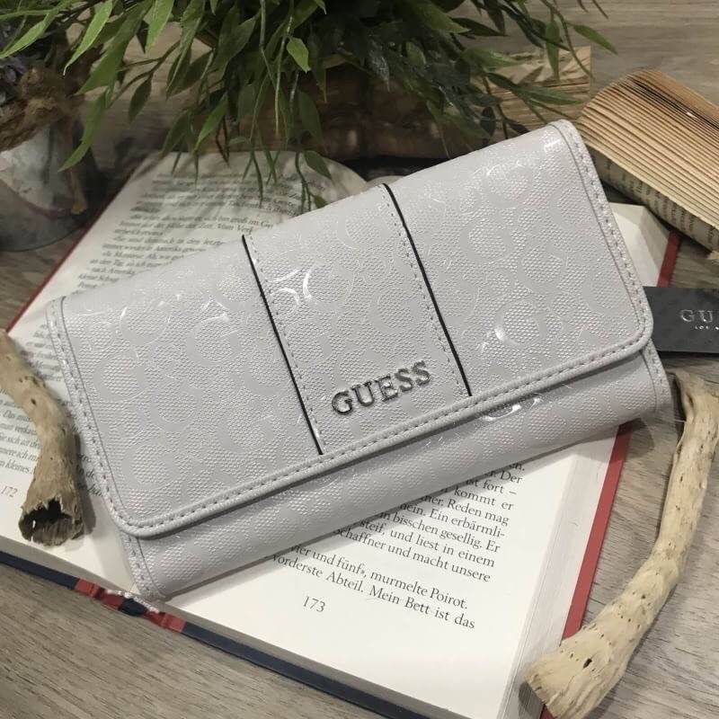 GUESS FACTORY WOMEN'S WALLET กระเป๋าสตางค์ใบยาว3พับดีไซน์ยอดนิยมหนังปั้มโลโก้รอบใบด้านหน้าประดับโลโก้แบรนด์สวยหรู เปิดปิดด้วยฝาปิด ภายในมีช่องใส่รูป ช่องใส่ธนบัตร แบงก์พัน และช่องใส่บัตรหลายช่อง แยกเป็นสัดส่วน ภาพถ่ายจากสินค้าจริง ตัวจริงสวยน่าใช้ค่ะ
