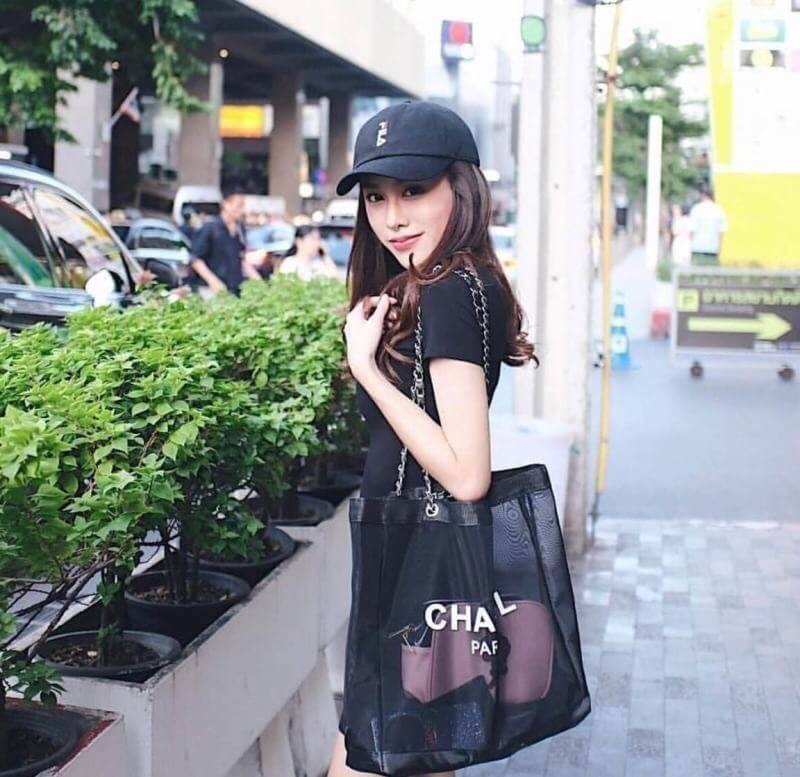 ห้ามพลาด Set สุดคุ้ม! ซื้อ1ได้ถึง2! Chanel GWP Shopping Bag With Pouch VIP Gift With Purchase กระเป๋าสะพายทรง Shopping Bag พร้อมกระเป๋าPouchใบเล็กเข้าชุดเเพ็คคู่รุ่น Limited Edition พรีเมี่ยมกิ้ฟแท้จาก Chanel Perfume Counter วัสดุ Nylon โปร่งคุณภาพดี ใบให