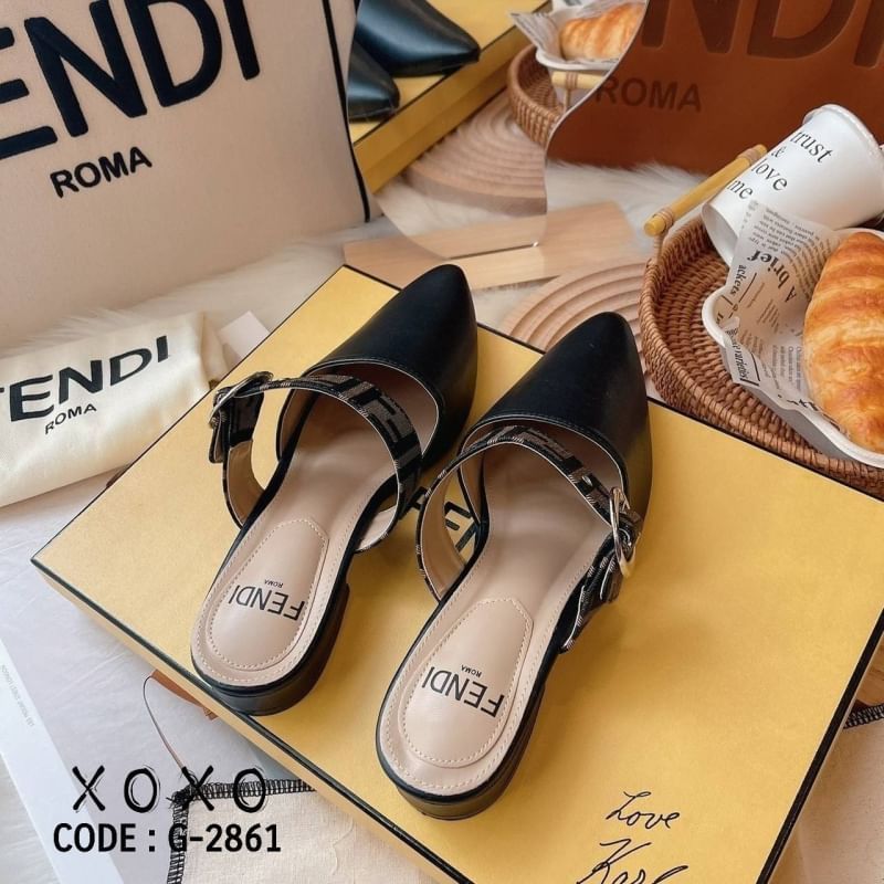 FENDI Mid Heel รองเท้างานสวม งานแบรนด์ หัวแหลม ใส่แล้วขาเรียวยาว แมทส์ชุดง่าน น้ำหนักเบา มีส้นเล็กน้อย กำลังใส่สบาย (ชนช้อป) วัสดุหนัง PU