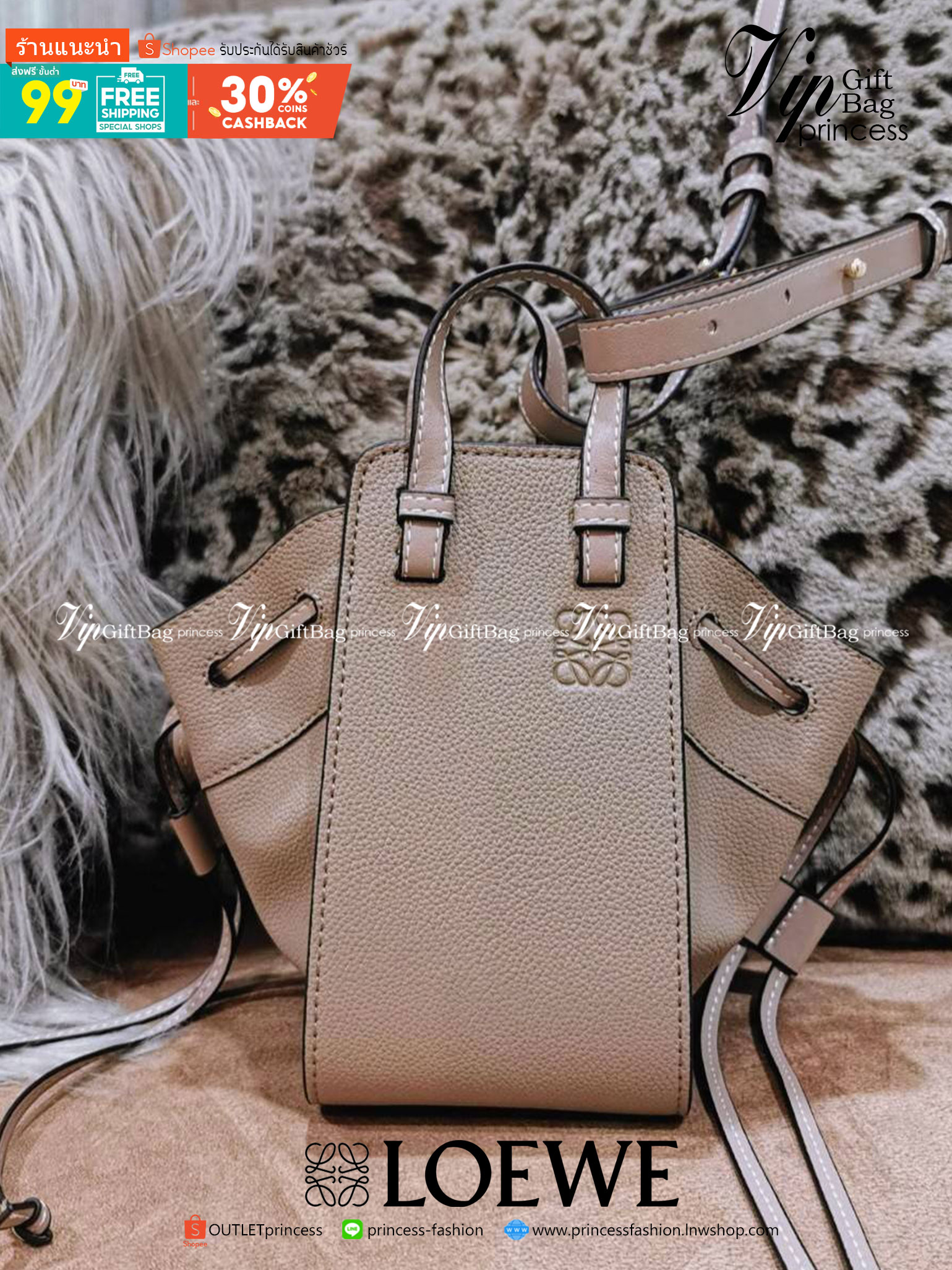 LOEWE HANDLE & SHOULDER BAG GIFT WITH PURCHASE (GWP) กระเป๋าถือหรือสะพายหนังแท้พรีเมี่ยมกิ๊ฟ Limited จาก LOEWE PERFUME DUTYFREE รุ่น Rare items สุดๆวัสดุหนังแท้ Calfskin หนังสวยดีไซน์คงเอกลักษณ์แบรนด์ สามารถปรับใช้ได้หลายทรงด้านข้างมีหูรูดปรับขยายทรงได้ภา