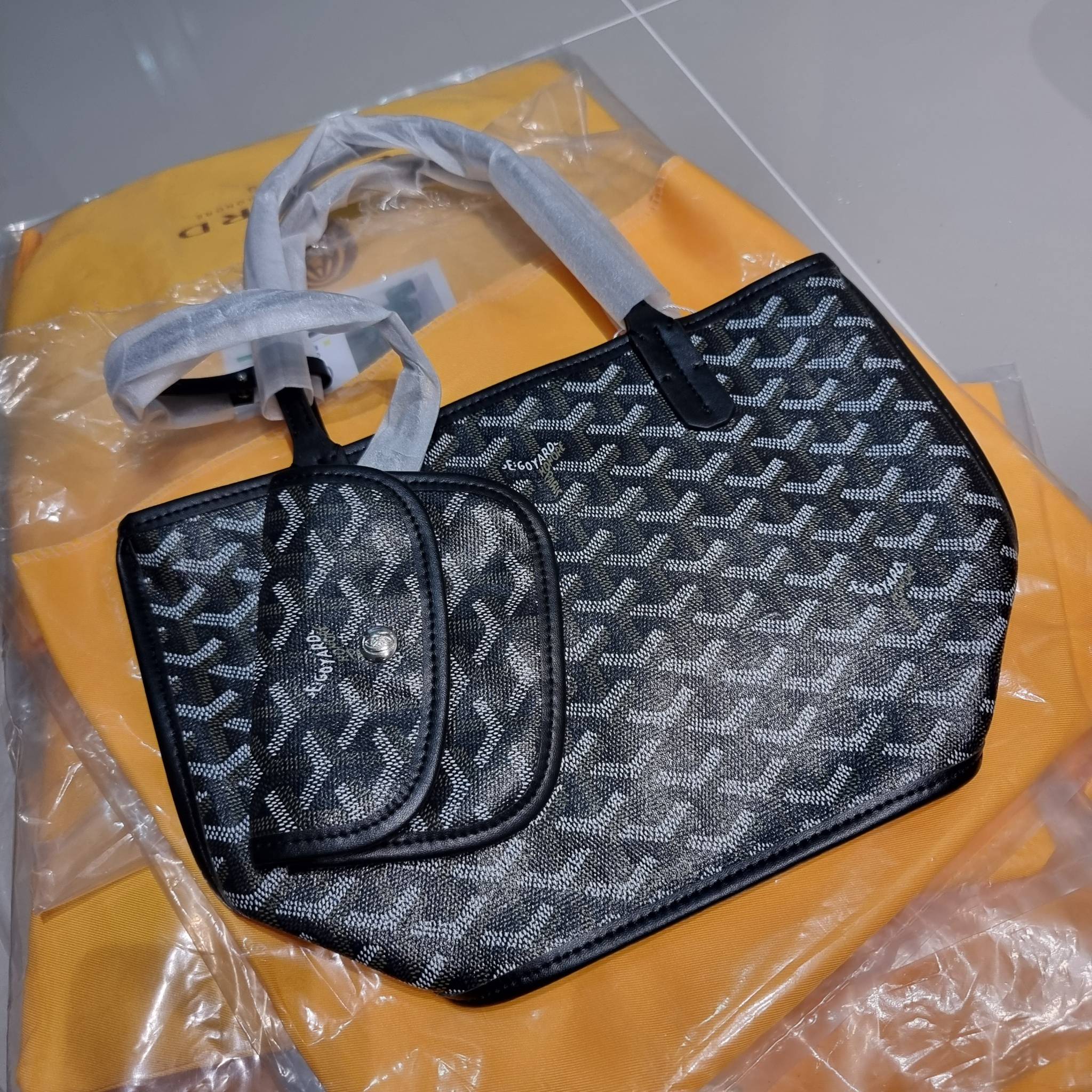 GOYARD MINI ANJOU REVERSIBLE TOTE ฮอตไอเท็ม กับกระเป๋าสะพายทรงโท้ท ไซส์มินิ กะทัดรัดมาก มาครบสีขายดี เลิศทุกสี รูปทรงคลาสสิค ดีไซน์เป็นเอกลักษณ์ ใช้งานได้หลากหลาย สามารถกลับด้านใช้ได้แบบไม่มีเบื่อ