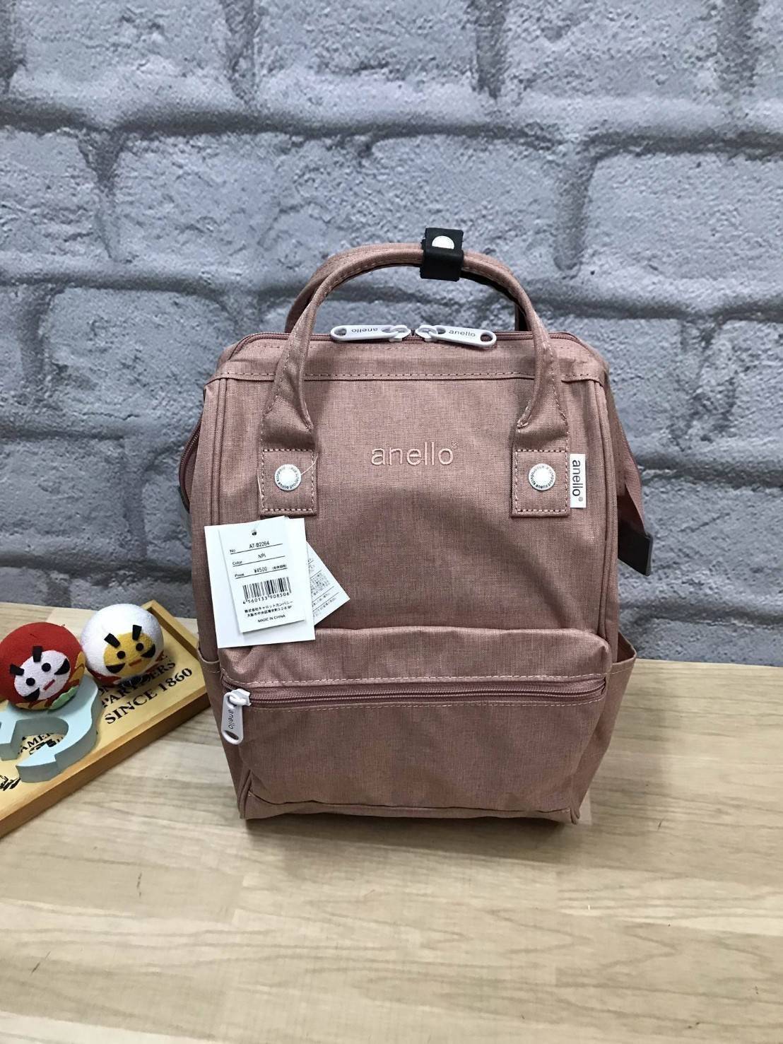 Anello Mottled Polyester Mini Backpack เป้แบรนด์ดังแห่งปี วัสดุ poleyester canvas เนื้อผ้าเรียบหรู และทันสมัย ดีเทลคล้ายรุ่น original ต่างตรงที่ด้านหน้าเป็นงานปักโลโก้สวยงาม และหัวซิป สกรีนโลโก้แบรนด์สีสันเข้ากับตัวกระเป๋า รุ่นชน shop มีหลากสีให้เลือกสรรค