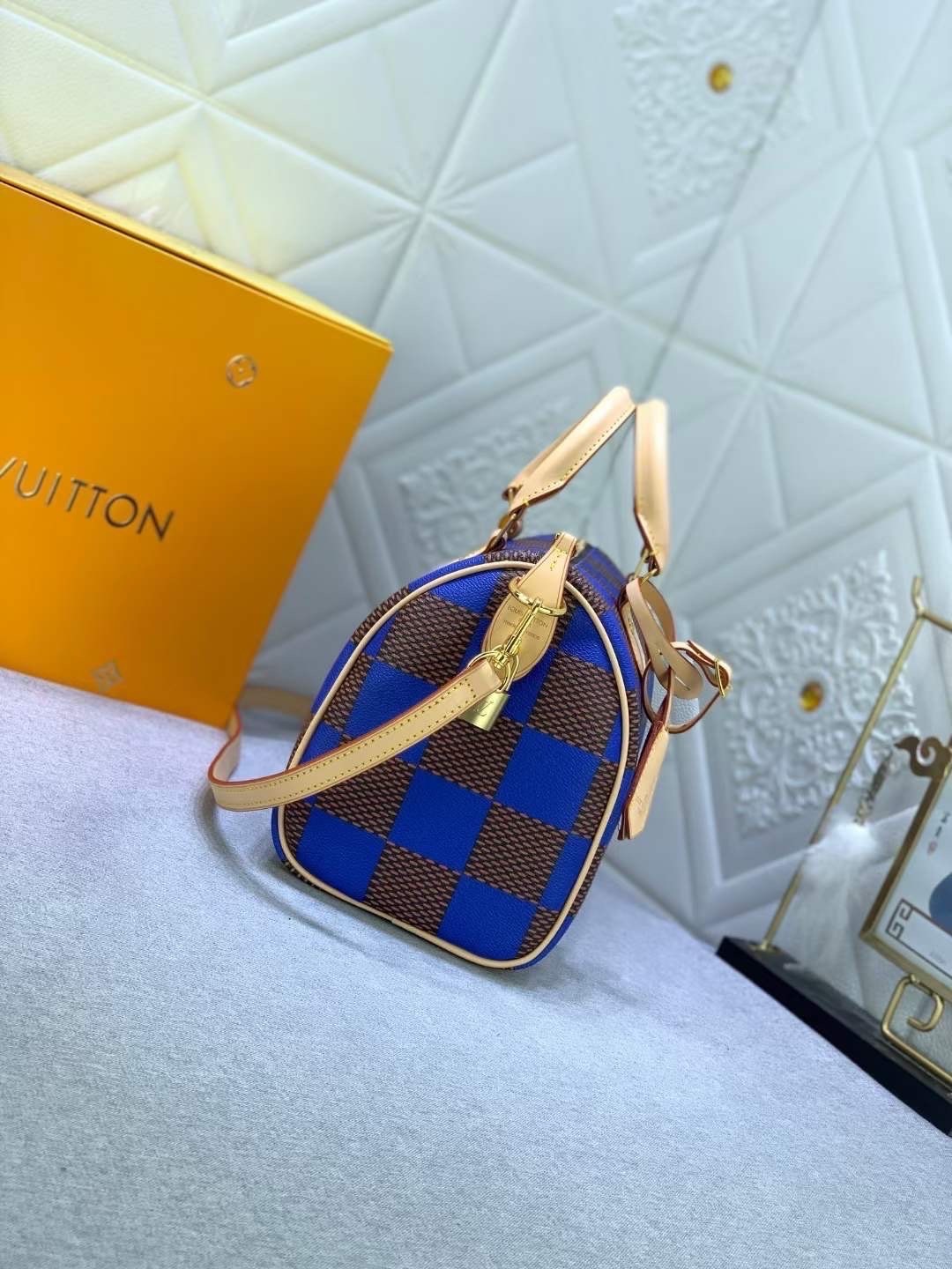 LV Speedy 25 Bandoulière Damier Pop กระเป๋าสะพายสปีดี้สีใหม่ Bleu ราพุ่งไปแล้ว หลังจากตะลิชถือ รีบจับจองนะคะ ล็อทหน้าราคาอับแน่นอนเลยค่า