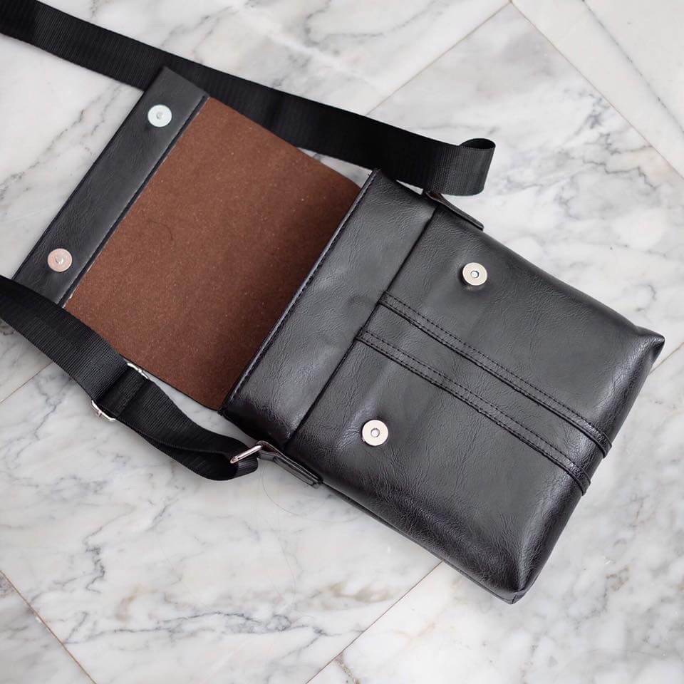 เอาใจหนุ่มๆบ้างค่า สำหรับ messenger bag หนังดี มากๆเลยน้า ลายหนังชัดสวย ใบนี้จากแบรนด์ ดัง Giorgio Armani ตัวกระเป๋าขนาดกำลังดีเลยคะ สีดำ คลาสสิค มีช่องแบ่งเก็บของหลายช่องเป็นสัดส่วนมากๆคะ น้ำหนักเบา จุของคุ้ม สายยาว ปรับได้ free size สามารถสะพาย cross bo