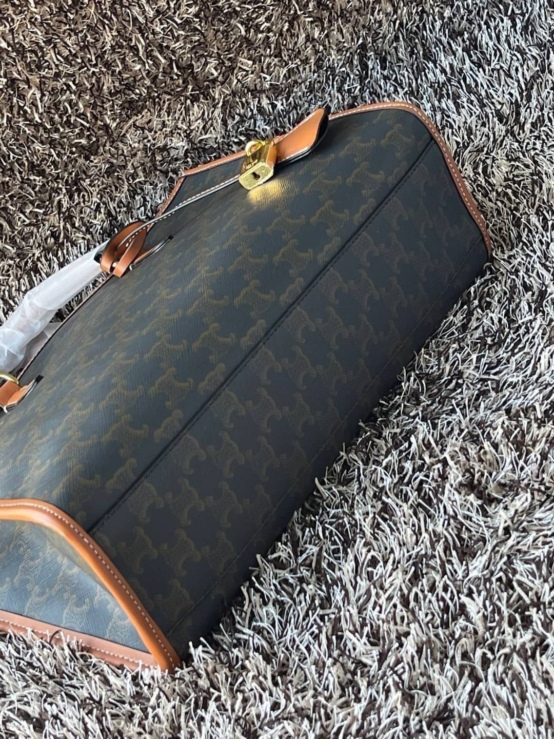 Celine Horizontal Cabas In Triomphe Canvas / Celine tote bag สายชอบพกของเยอะ ต้องหยิบของในกระเป๋าบ่อย รุ่นนี้ก็เป็นอีกตัวเลือกที่น่าสนใจค่ะ เพราะนอกจากจะจุของได้เยอะแล้วดีไซน์ยังเรียบสวยมีกลิ่นอายความวินเทจ อีกทั้งขนาดกระเป๋าใหญ่กำลังดีไม่เกะกะ เคลื่อนไหว