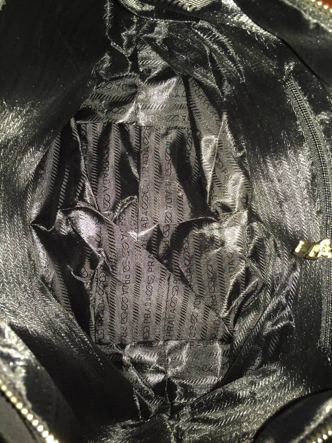 PRADA NYLON MINI SHOULDER BAG กระเป๋าสะพายทรงคลัชพรีเมี่ยมกิ้ฟจากเคาน์เตอร์ต่างประเทศรุ่น Limited edition ที่ฮ๊อตสุดๆวัสดุเป็น Nylon เนื้อหนาคุณภาพดีตามแบบฉบับของแบรนด์ ขนาดมินิกำลังดีน้ำหนักเบา ด้านหน้าประดับโลโก้แบรนด์อะไหล่ทองหรู ภายในมีช่องซิปและช่องใ