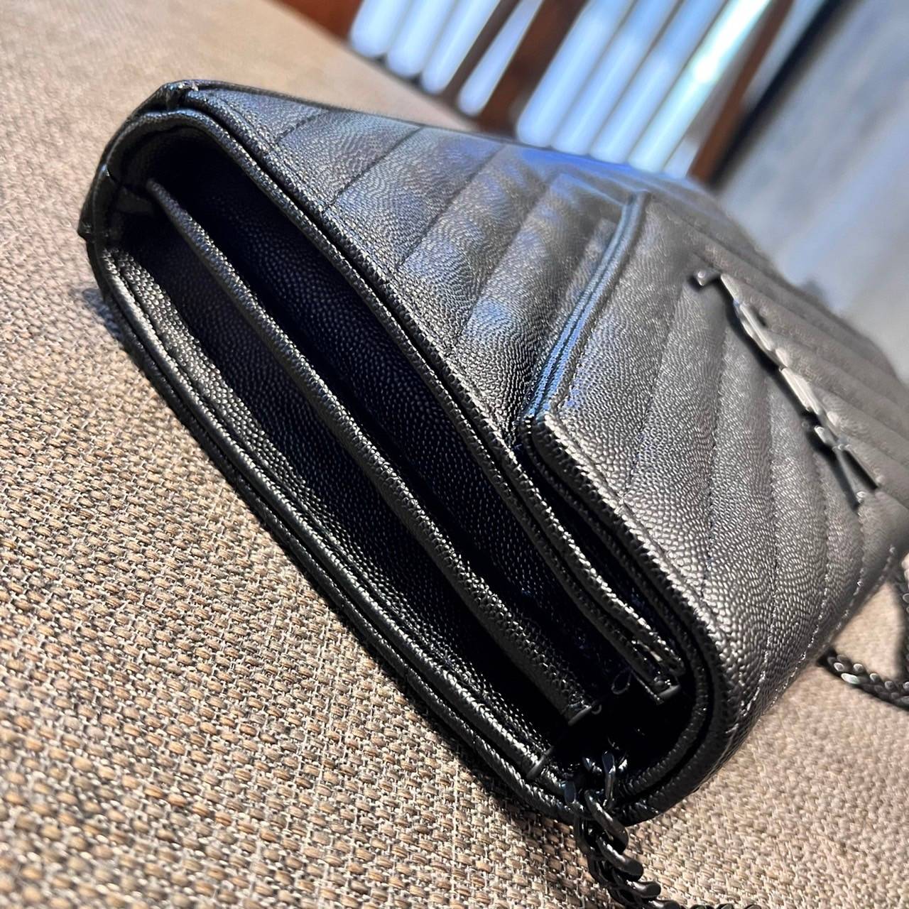 ไม่เคยผิดหวังจริงๆ!! กับรุ่นที่สาวๆรู้กัน Yves Saint laurent clutch bag with chain กระเป๋าสะพายทรง woc สุดฮอต ดีไซน์เรียบหรู โดดเด่นด้วยโลโก้ด้านหน้า เพิ่มดีเทลความผู้ดี วัสดุหนัง pepble ทนทาน ใช้งานง่ายเพียงแค่เปิด-ปิดด้วยกระดุมแม่เหล็ก ภายในแบ่งสัดส่วนไ