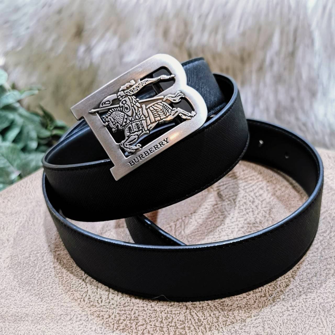 Burberry Leather Belt VIP Gift With Purchase (GWP) เข็มขัดหนังแท้ดีไซน์สวยหรูคลาสสิคพรีเมี่ยมกิ๊ฟ Limited Edition จาก Burberry DutyFree Counter โดดเด่นที่หัวเข็มขัดโลโก้แบรนด์พร้อมสายเข็มขัดหนังแท้ Saffiano สีดำสุดคลาสสิคเอ้าได้กับทุกชุดไม่มีเอ้าท์ ใน Ori