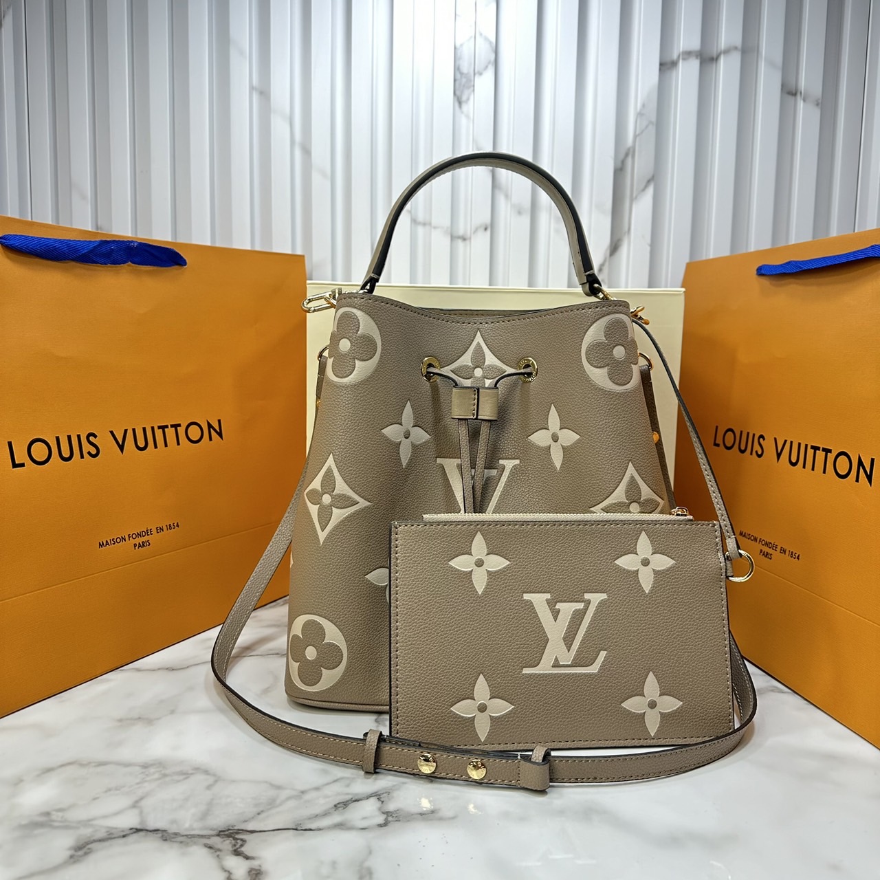LV NeoNoe Bucket Bag / LV NéoNoé MM Bicolor Monogram Empreinte Leather กระเป๋าสะพายทรงบัคเก็ตใบใหญ่ โดดเด่นและเป็นเอกลักษณ์ด้วยการตกแต่งลายพิมพ์