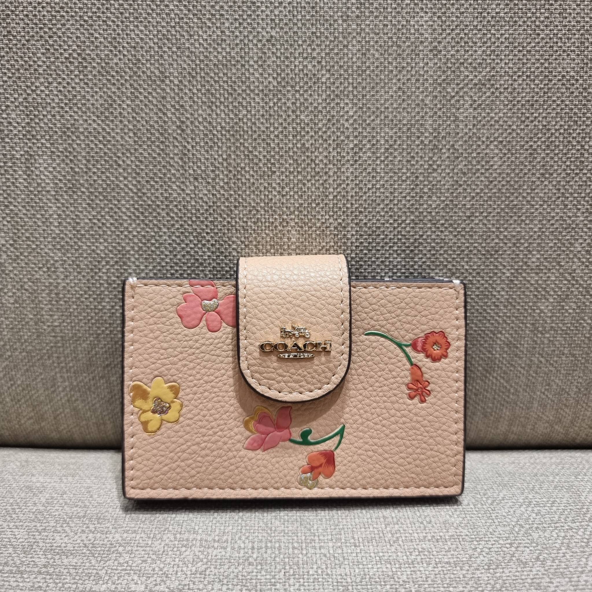 COACH C8325 ACCORDION CARD CASE WITH DREAMY LAND FLORAL PRINT ไอเท็มที่ทำใจฟูจัดเลยจ้า กับกระเป๋าถนอมบัตร ที่สาวๆตามหา ดีไซน์ลวดลายน่ารักมากๆ ขนาดกะทัดรัด พกพาสะดวก วัสดุหนัง pepble ภายในเป็นช่องใส่บัตรได้หลายใบ เหมาะมากสำหรับใครที่มองหากระเป๋าแบ่งสัดส่วน