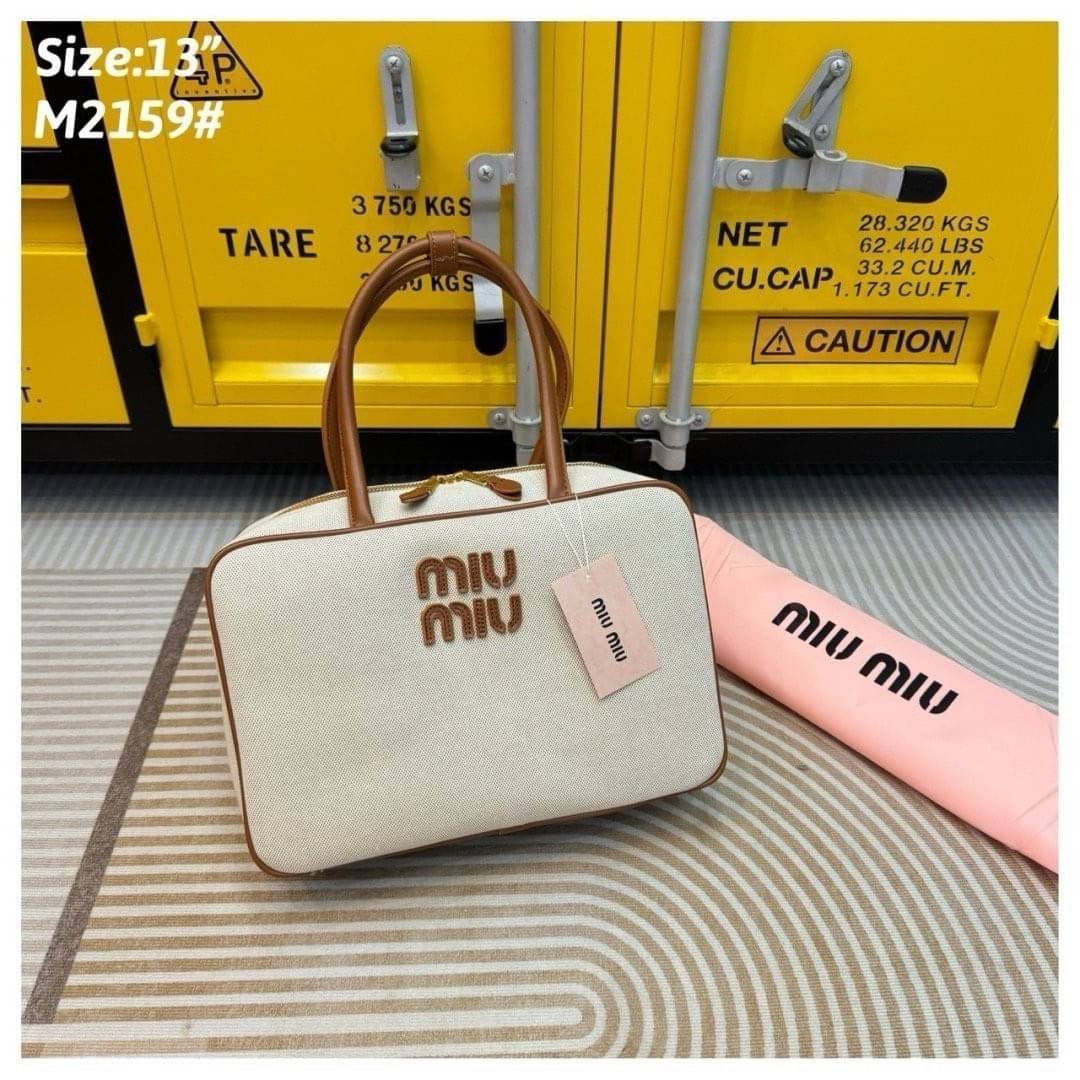 MIU MIU LEATHER BEAU BAG กระเป๋าถือทรงบอสตันใบใหญ่จุใจ ซิปรอบเปิดได้กว้างๆ ดีไซน์เรียบแต่มากมีอยู่จริง สวยดูแพง หูจับในตัวง่ายและสะดวกพกพา ภายในโล่งกว้างมาก ใส่ของได้ครบถ้วน