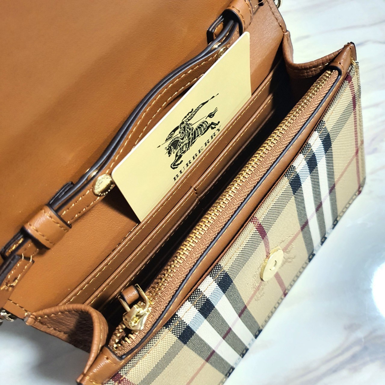 พรีเมี่ยมกิ๊ฟแท้ 100% 】BURBERRY CROSSBODY BAG กระเป๋าสะพายพรีเมี่ยมกิ๊ฟรุ่นใหม่ล่าสุด Limited จาก BURBERRY Perfume DutyFree ตัวกระเป๋าอยู่ทรงสวย วัสดุทำจากหนังสลับผ้าลายแบรนด์