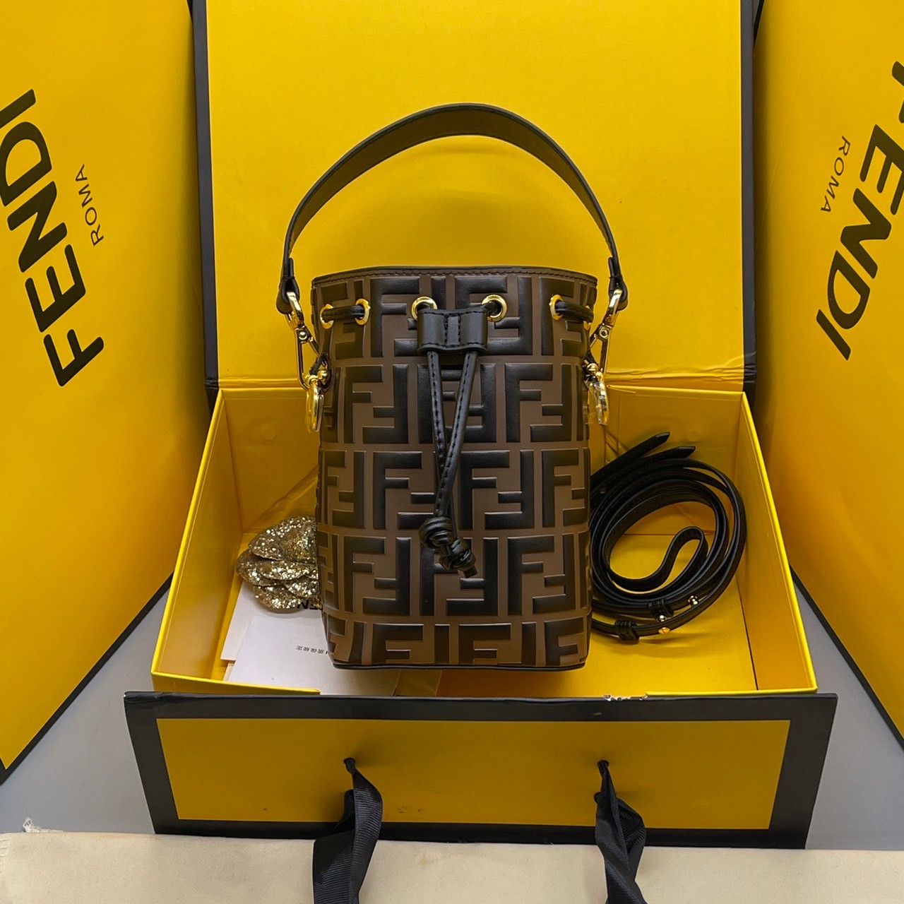 FENDI Mon Tresor Brown leather mini bag / FENDI Bucket Bag กระเป๋าสะพายทรงบัคเก็ต ไซส์มินิ เกรดออริ สลับแท้ 1:1 ใช้ต่างประเทศได้