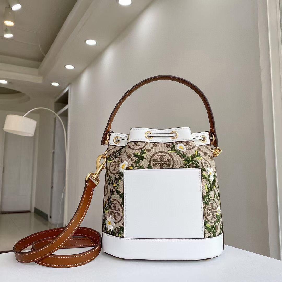 ของแท้ 💯% สินค้าขายดีมีจำกัดนะคะ Tory Burch T Monogram Jacquard Embroidered Bucket Bag กระเป๋าถือหรือสะพายไหล่ วัสดุผ้า Canvas รุ่นใหม่ล่าสุดจาก Tory