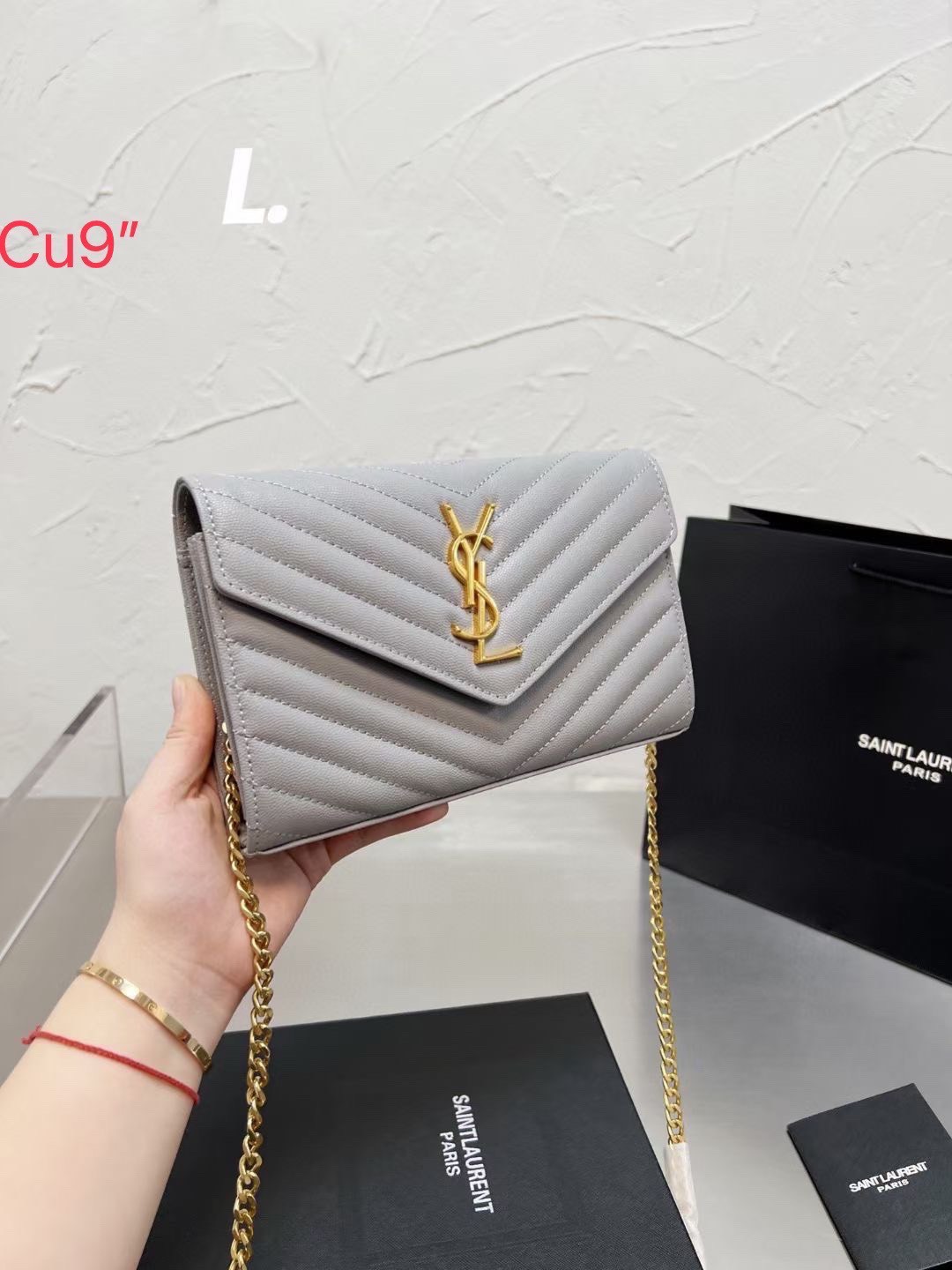 YSL Small Envelope Clutch Bag กระเป๋าสะพายสุดฮอต ดีไซน์เรียบหรู ดูติดแกลมสุดๆ โดดเด่นด้วยโลโก้ด้านหน้า เพิ่มดีเทลความผู้ดี