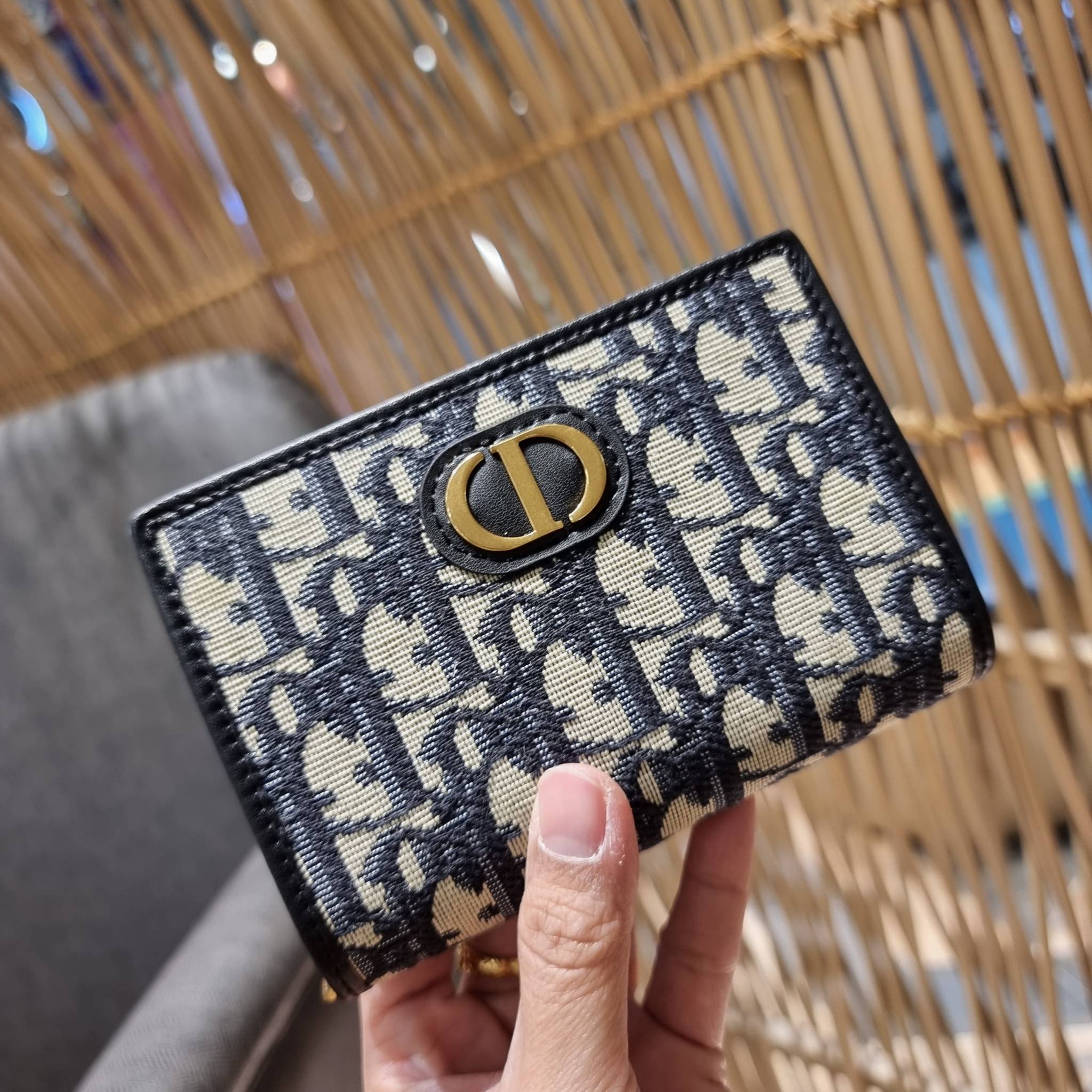 VIP 】CD MULTI WALLET WITH GWP กระเป๋าสตางค์ขนาดเหมาะมือ พรีเมี่ยมกิ๊ฟจากเคาน์เตอร์ ดีไซน์แปลกใหม่ ไม่ซ้ำใคร สลับเปิดได้ 2 ฝั่ง ตรงกลางเป็นช่องซิป วัสดุผ้าแคนวาสปักลาย สลับหนังแท้ภายใน ภายในมีช่องใส่บัตร ใส่ธนบัตรได้ สะดวกใช้มากๆ มาพร้อม box set ในราคาที่ถ