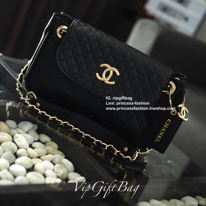 มาตามคำเรียกร้อง กับ CHANEL CROSSBODY BAGงานสวยหรูจาก CHANEL VIP GIFT (NOT FOR SALE) ตังกระเป๋าลายคาเวียร์เต็มใบสุดหรู เปิดปิดด้วยกระดุมแม่เหล็ก ด้านในมีช่องใส่ของช่องใหญ่ ช่องซิปและช่องเล็กใส่บัตร มาพร้อมสายสะพายแบบโซ่ทองสลับหนัง ตัวสะพายไหล่เป็นที่รองแบ