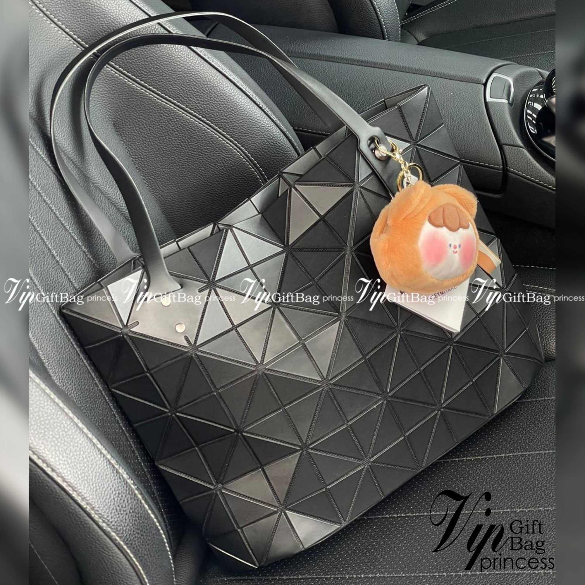 Bao Bao Issey Miyake ROCK MATTE ซีรีส์นี้จะเป็นทรงสี่เหลี่ยมผืนผ้า มีซิปปิดด้านบน ถือเป็นรุ่นที่เหมาะกับการใช้งานในชีวิตประจำวัน สามารถพับมุมและบริเวณด้านล่างของกระเป๋าเพื่อเพิ่มความสะดวกสบายในการใช้งาน ทั้งยังช่วยให้วางกระเป๋าในแนวตั้งได้อีกด้วย แผ่นต่อส