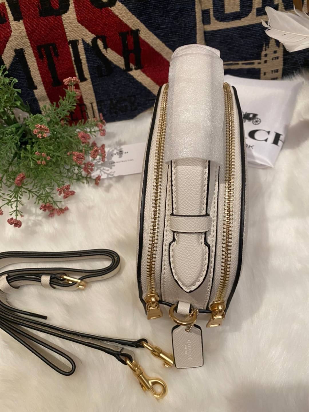 COACH SERENA SATCHEL CROSSBODY BAG กระเป๋าทรงโดมเล็ก น่ารัก แต่ใส่ของได้จุเลยทีเดียว!! มี2ช่องซิปหลัก ช่องค่อนข้างกว้าง สามารถใส่กระเป๋าเงินใบกลางได้;ของจำเป็นอื่นๆได้ครบเลยค่ะ มีช่องเล็กให้ใส่ของจุกจิก ด้านหลังมีช่องเล็กให้อีกช่องค่ะ พร้อมสายยาวถอดออกได้