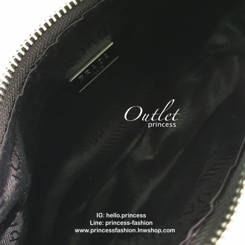 ᴹᴵᴺᴵ ไซส์มินิลงมาอีกนิด แบ๊วไปค่าซิสสส **กำลังมาแรงมาก กับแบรนด์ PRADA ใบเดียวคุ้มมากค่ะ อุปกรณ์ ครบชุด **ได้ทั้งสายยาว และกระเป๋าใส่เหรียญ และป้ายแท็คหนัง อย่างดี **อะไหล่ปั้มแบรนด์แท้ทุกจุด วัสดุทำจากผ้า Nylon อย่างดี กันน้ำได้ อยู่ทรงสวย สามารถใส่กระเป