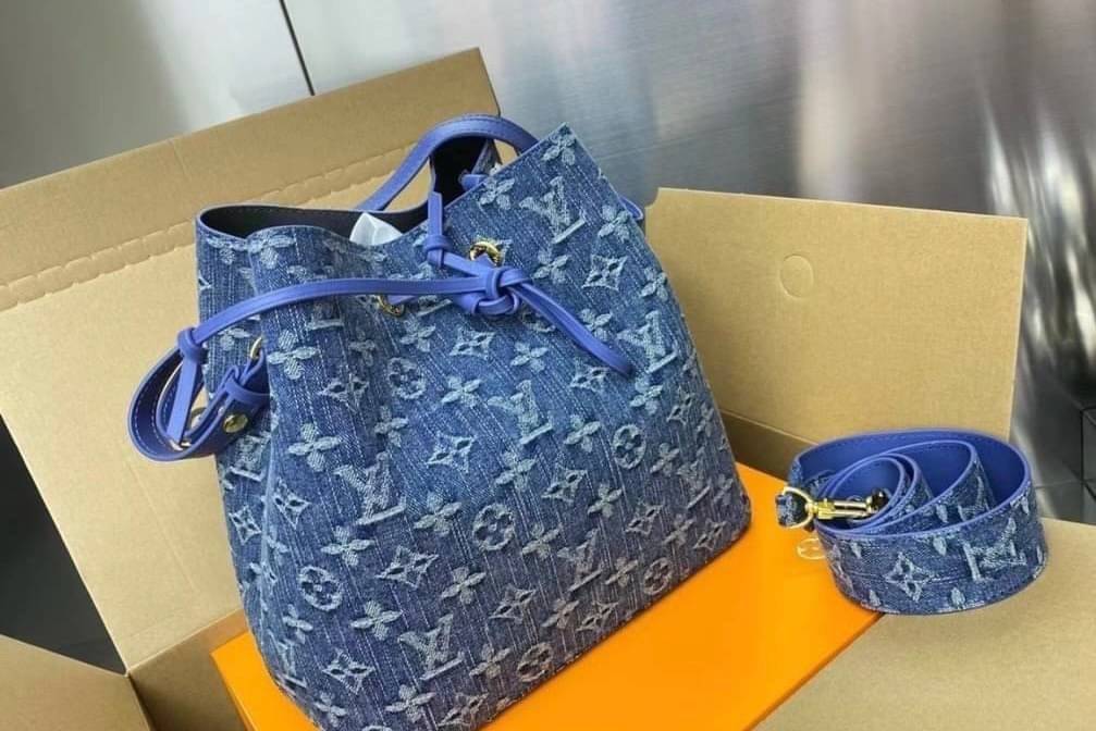 Louis Vuitton Blue Monogram / LV Denim Bucket Bag กระเป๋าทรงบัคเก็ต แบบมีหูรูดทำมาจากหนังแคนวาสโมโนแกรม ที่มีขอบหนังตัดกัน ที่จับหนังที่พกพาสะดวก พร้อมสายสะพาย 2 เส้น สายสปอร์ต และสายหนัง พร้อมส่งที่ไทย