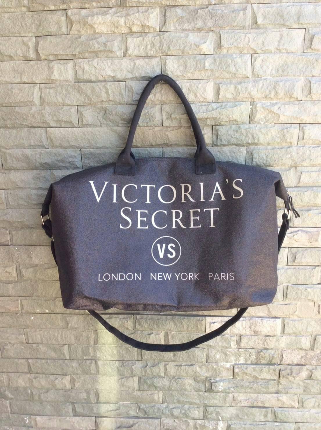 VICTORIA'S SECRET CANVAS GLITTER LARGE RUNWAY TRAVEL BAG 2017 กระเป๋าทรง Travel ใบใหญ่วัสดุ CANVAS GLITTER ด้านหน้าประดับโลโก้แบรนด์ glitter วิ๊งทั้งใบ เปิดปิดด้วยซิป ภายในกว้างจุสุดๆ ใส่เสื้อผ้าได้หลายชุด ไม่ว่าจะถือขึ้นเครื่อง, ไปต่างจังหวัด หรือไป
