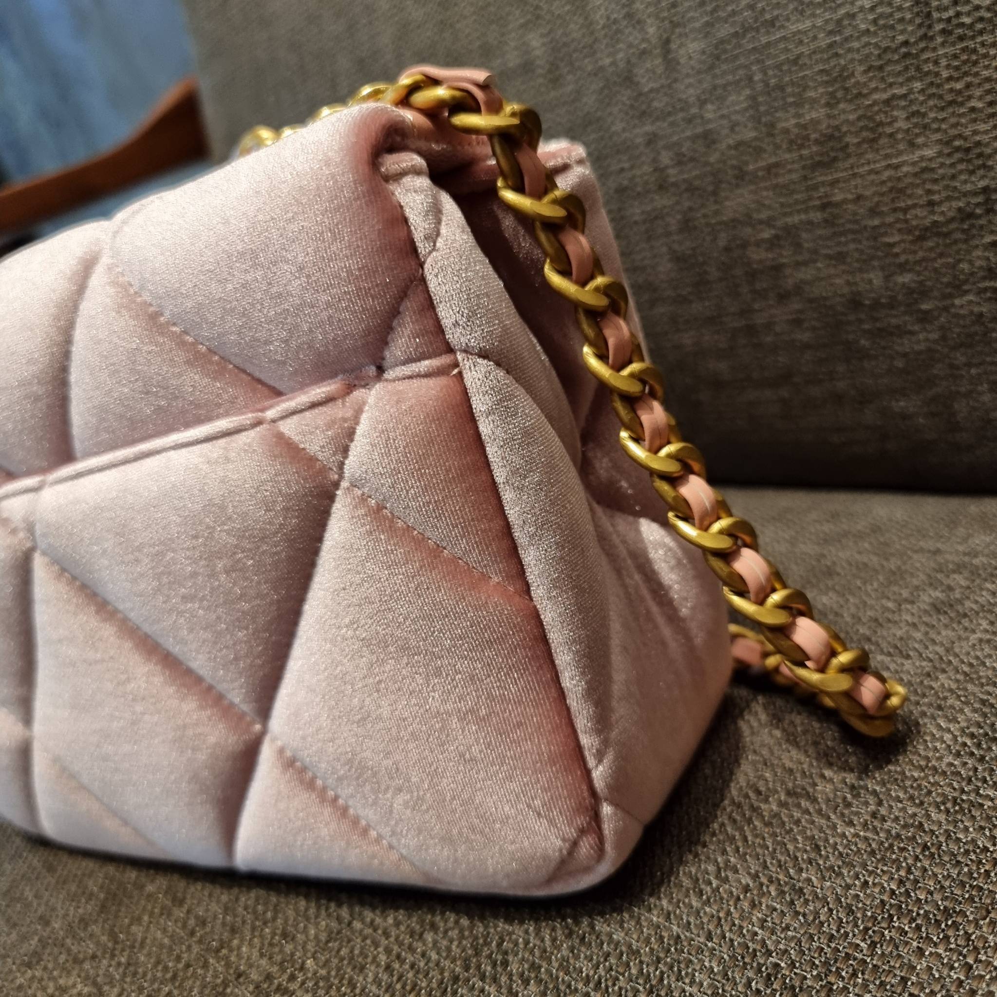 ไม่มองไม่เหลียวไม่ได้แล้ว!! ความหรูที่โดดเด่นจากผ้ากำมะหยี่ สร้างดีเทลผู้ดี ลูกคุณมากๆ Chanel vip boutique กระเป๋าสะพายจาก duty free ในราคาสุดประหยัด!! ดีไซน์เลิศ ตกแต่งด้วยโซ่ทูโทน ลงตัวแบบไม่มีที่ติ เปิด-ปิดด้วยตัวบิดล็อค ภายในโล่งกว้าง ใส่กระเป๋าสตางค์