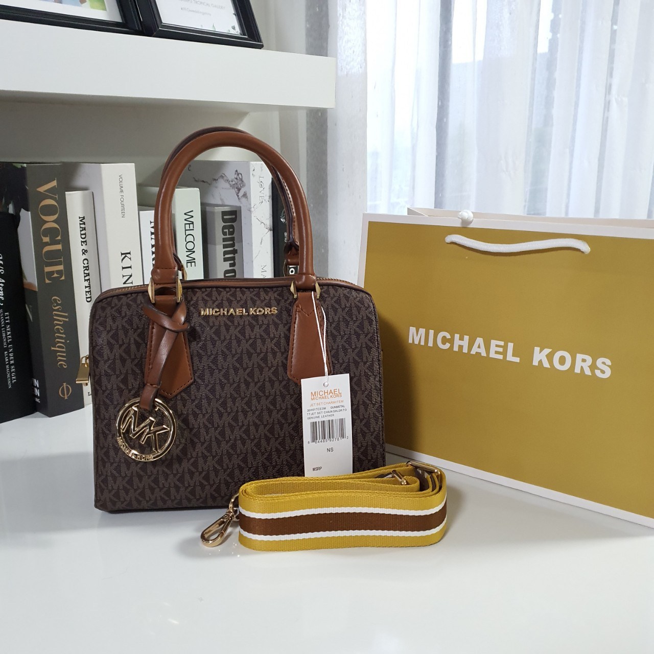 MICHEAL KORS HAYES DUFFLE BAG กระเป๋าสะพายทรงหมอนยอดฮิต ขนาดกลาง วัสดุหนังสังเคราะห์ปั้มลาย MK ทั้งใบ สวยอยู่ทรง ประดับโลโก้แบรนด์ด้านหน้า ด้านในบุผ้าไนลอน มีช่องซิปอีกหนึ่งช่อง สามารถใส่กระเป๋าสตางค์ใบยาว มือถือ iphone เงิน ของจุกจิกได้ มาพร้อมแท็กห้อยสุ