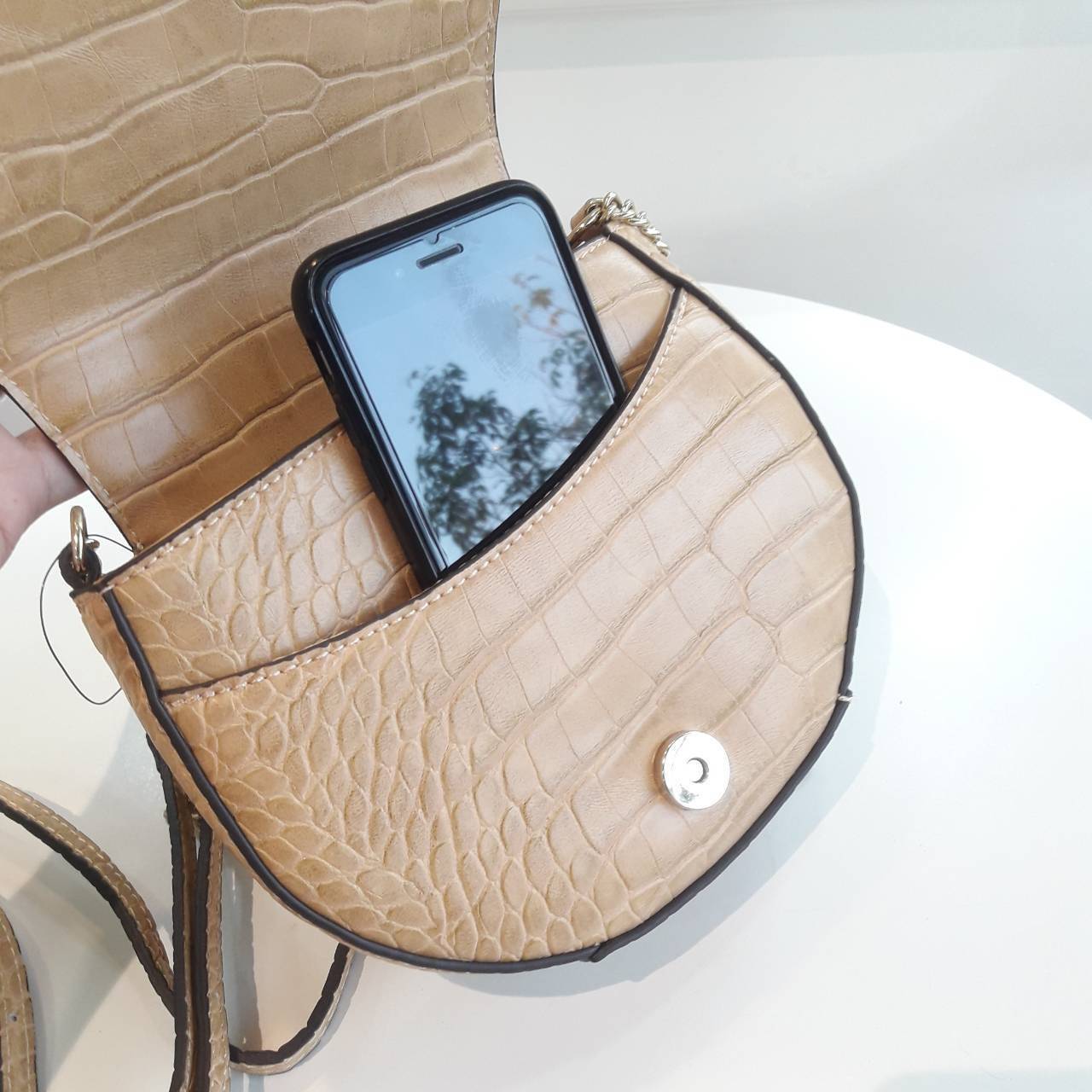 Guess croc crossbody bag กระเป๋าสะพานดีไซน์เก๋ ทรงน่ารัก ฝาพับโค้งดีไซน์สวย ด้านหนังปั๊มลาย croc ประดับ logo brand สีทอง เปิดปิดด้วยกระดุม มีช่องเล็กลับใส่บัตรได้ ช่องใหญ่บุผ้า ลายแบรนด์ มีช่องใส่ของแยก ใส่มือถือได้ทุกรุ่น มาพร้อม สายยาวโซ่ต่อหนัง ใบนี้เห