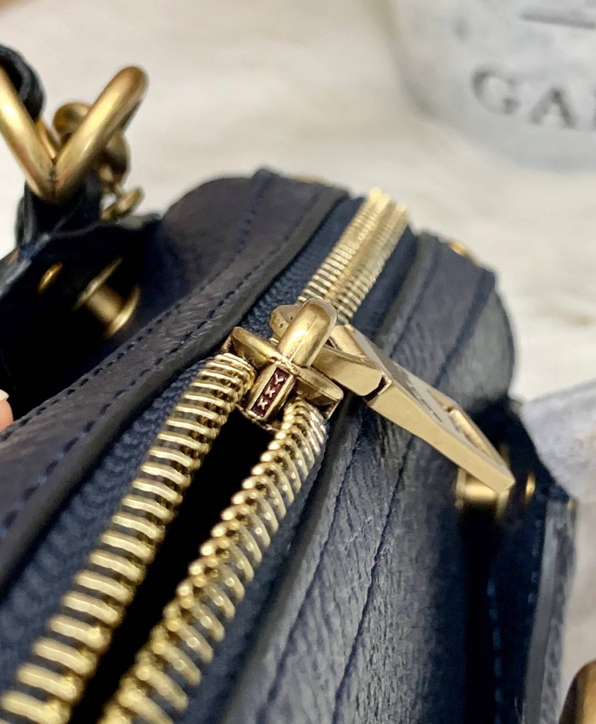 COACH LARK BAG 19 IN SIGNATURE JACQUARD พร้อมส่งที่ไทย สวยก่อนใครแน่นอนค่ะ กระเป๋าสะพายข้าง//ครอสบอดี้ร์ วัสดุหนังแท้+Jacqurd ได้ลงตัวสวยงามมากๆค่ะ มีช่องใส่ของจุกจิกทั้งด้านหน้าและหลัง ;เปิดปิดกระเป๋าแบบซิปคู่ ภายในสามารถใส่กระเป๋าเงินใบกลางได้;มือถือได้