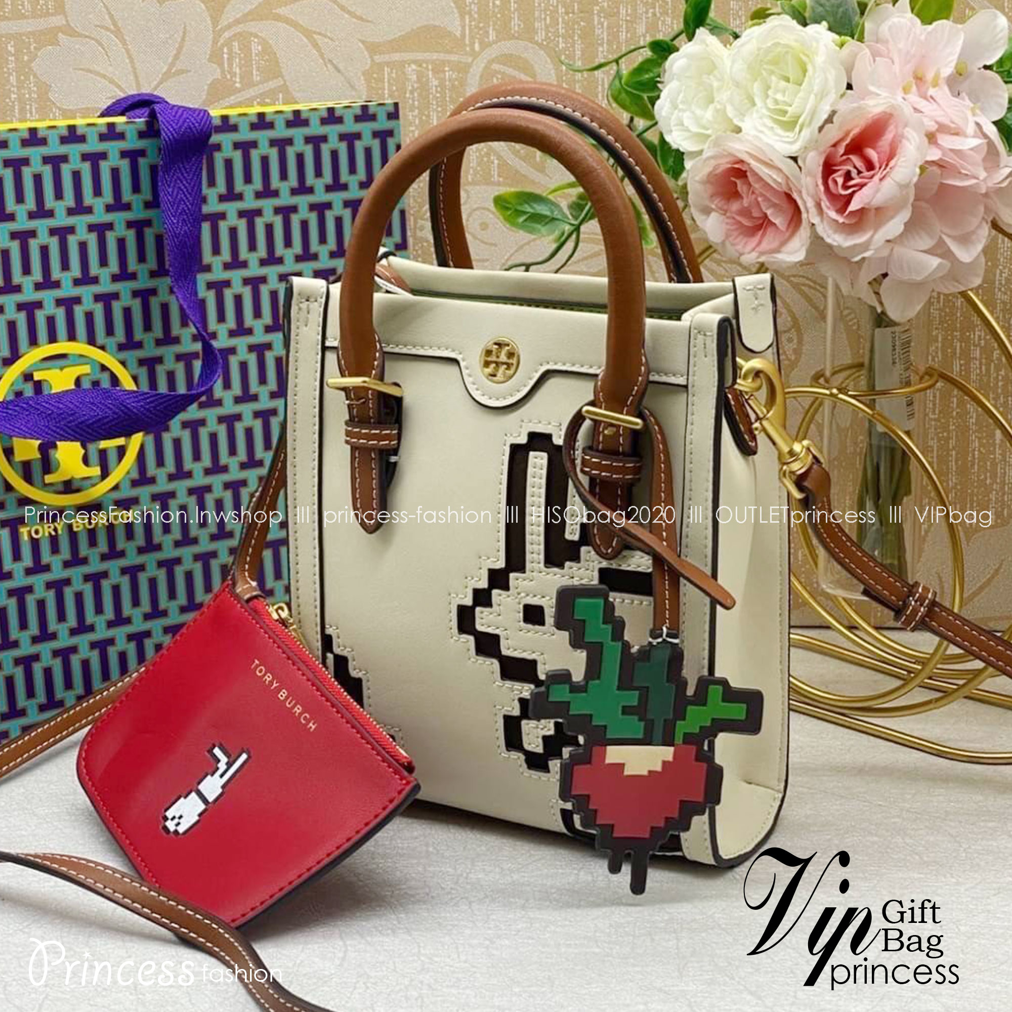 TORY BURCH PIXELATED RABBIT MINI BAG TOTE 🐇 อดใจยังไงไหว น่ารักขนาดนี้ 🥕🥕 กระเป๋าทรงโท้ท ด้านหน้าเป็นรูปกระต่ายอันเป็นสัญลักษณ์ของปีนี้ น่ารักมากๆค่ะ 🥕พร้อมพวงหนังแครอทมาให้อีกหนึ่งพวง