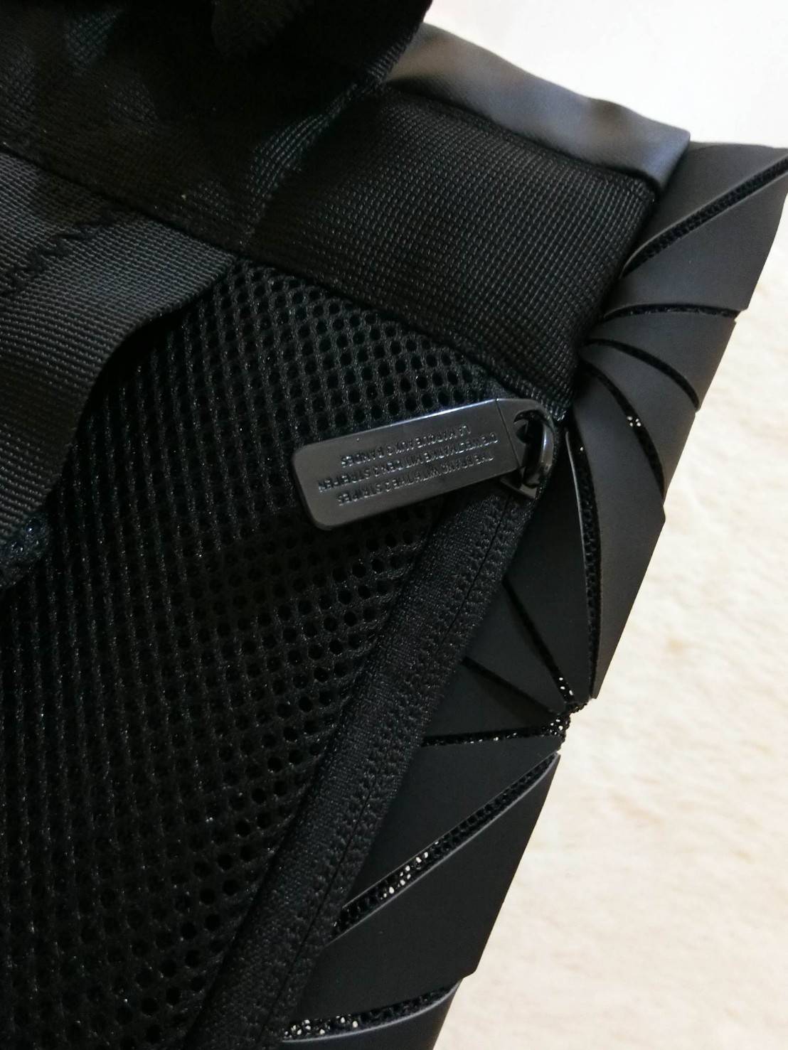 Adidas Originals BP Roll Top 3D Mesh 2017 Backpack Bag DH0100 กระเป๋าเป้สะพายหลัง ดีไซน์แบบ 3 มิติ วัสดุ polyurethane สีดำด้าน โดยใช้ลูกเล่น ของเหลี่ยมและมุมเชื่อมเข้าหากัน ออกแบบกระเป๋า เป็นเหมือนถุงทรงสูง ในส่วนปากกระเป๋าเป็นแบบตีนตุ๊กแก ม้วนพับ และติดก