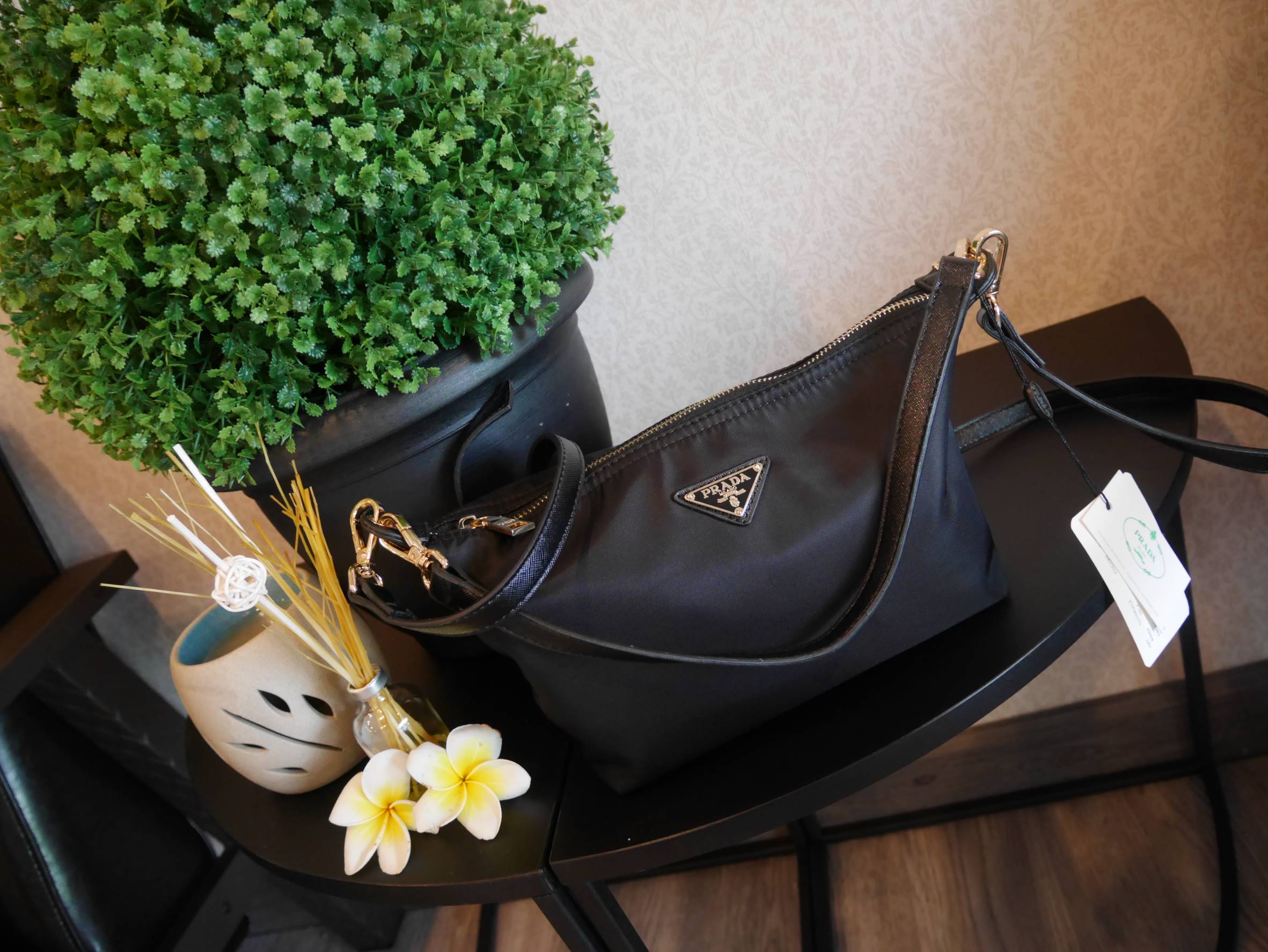 รุ่นขายดีติดอันดับTOP3 ! กระเป๋าสวยๆ งานพรีเมี่ยมกิ้ฟ จากเคาเตอร์ต่างประเทศ จากแบรนด์ PRADA เป็นกระเป๋า เครื่องสำอางค์ แต่มีสายสะพายยาวให้ 2 สาย เป็นแบบคล้องแขน และสะพายข้างลำตัว ใช้เป็น shoulder bag ได้เลยค่า หรือ ถือลำลองสวยๆ ก้อเลิศค่ะ คุ้มมากค่ะ ภายใน