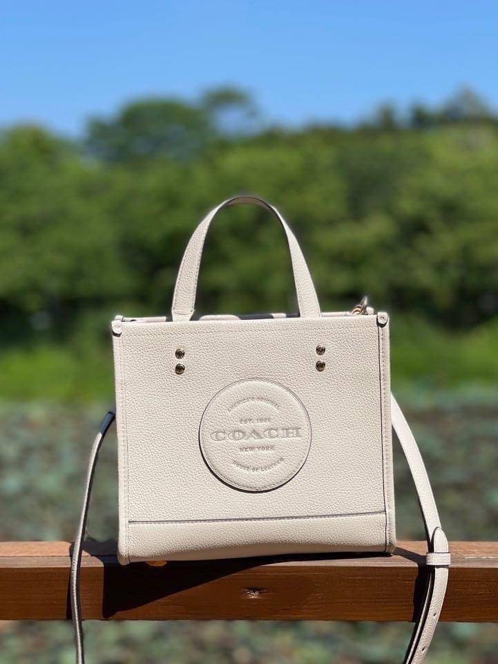 ใหม่ล่าสุด อดใจยังไงไหว COACH Dempsey Field Tote 22 C5268 โทนสีขาวล้วน ดำล้วน สุดคลาสสิก พร้อมส่งความสวยที่ไทยค่ะ! กระเป๋าทรง Tote ขนาดพอเหมาะลำตัว พกพาง่ายสะดวกได้กับทุกๆวัน ด้านหน้าปั้มโลโก้แบรนด์ตัวใหญ่สวยค่ะ;เปิดปิดกระเป๋าแบบกระดุมแม่เหล็ก ภายในใส่กระ