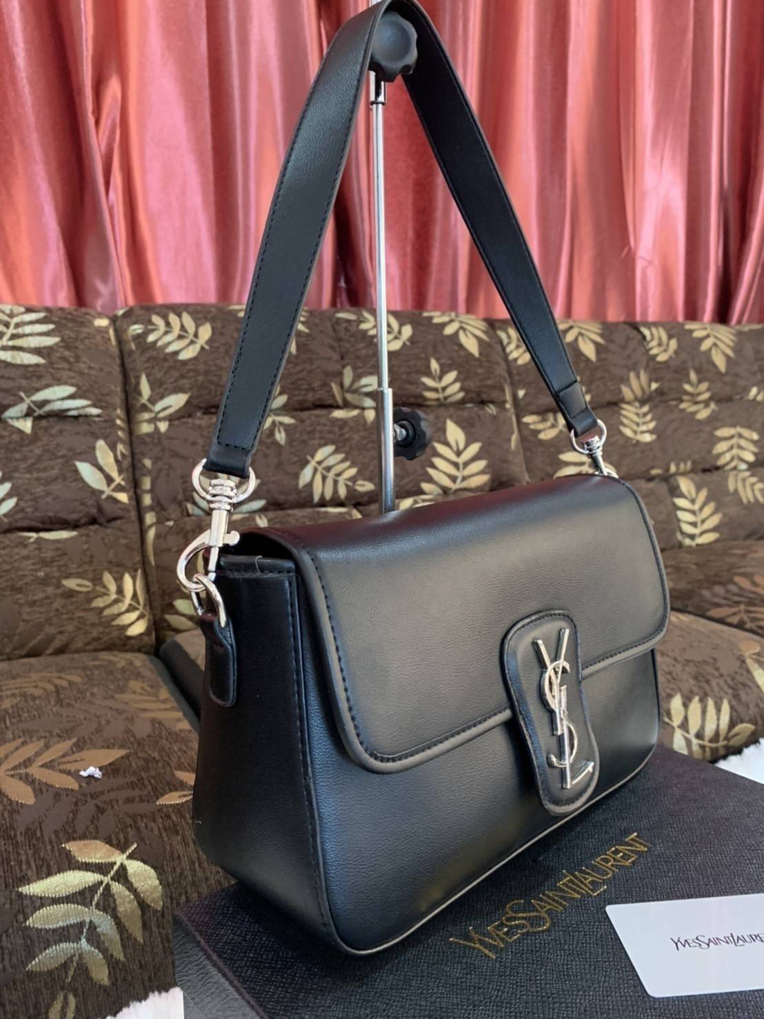 VIP 】YVES SAINT LAURENT YSL BAG VIP GIFT WITH PURCHASE (GWP) พรีเมี่ยมกิ้ฟ Limited Edition จาก YSL DUTY FREE COUNTER วัสดุหนังแกะสังเคราะห์ **หนังเรียบ อะไหล่เงิน น้ำหนักเบามากๆ ค่ะ สะพายไม่ปวดไหล่ ดีไซน์กระเป๋าประดับโลโก้แบรนด์ที่ด้านหน้า มาพร้อมสายสะพาย