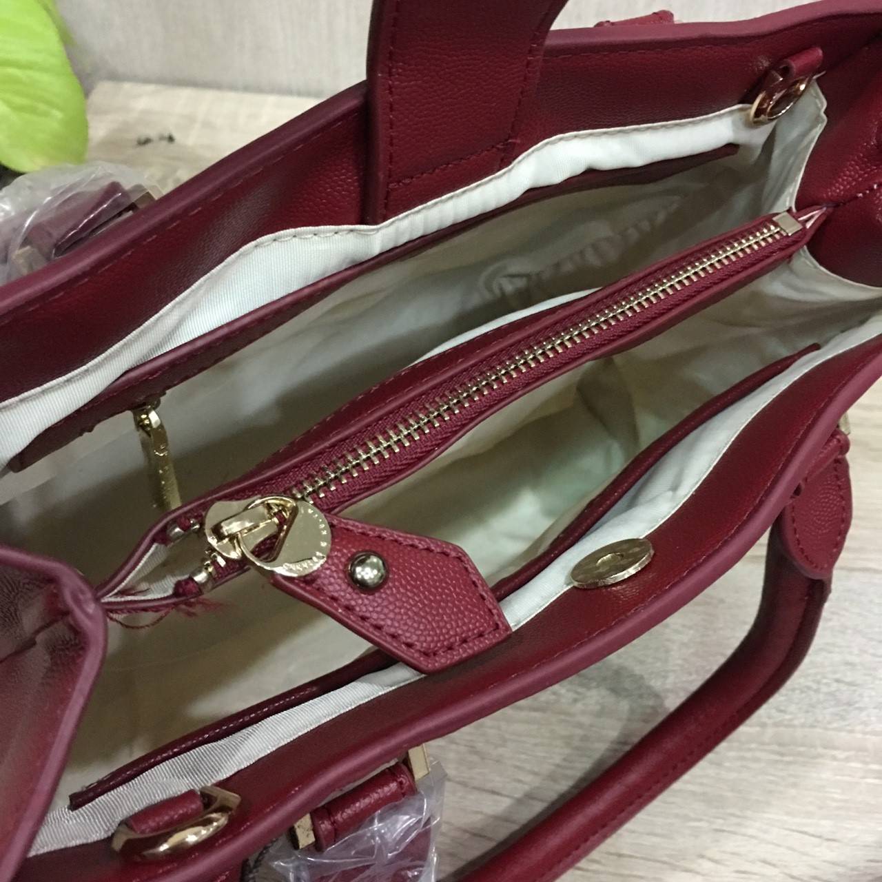 New Arrival CHARLES & KEITH Front Zip Structured พร้อมส่งรุ่นใหม่ล่าสุดค่ะ!!! กระเป๋าถือและสะพายข้าง หนังสวย ทรงเก๋ น้ำหนักเบา ด้านหน้าติดอะไหล่โลโก้แบรนด์หรู มีช่องซิปยาวหนึ่งช่อง เปิดปิดแบบกระดุมแม่เหล้ก ด้านในแบ่งสามช่อง มีช่องซิปกลาง ช่องหน้าหลังโล่ง 