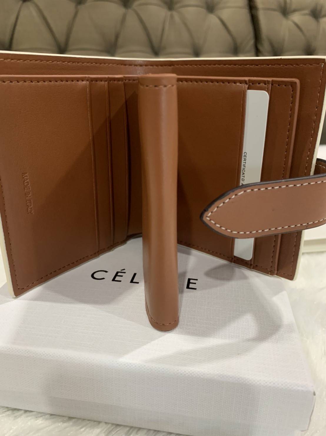 CELINE SHORT WALLET VIP GIFT WITH PURCHASE (GWP) พรีเมี่ยมกิ๊ฟ Limited จาก CELINE HAUTE PARFUME DUTYFREE COUNTER วัสดุ Triomphe Canvas หนังสวยอยู่ทรง ประดับโลโก้แบรนด์ที่ด้านหน้า ขนาดกำลังดี จับถนัดมือ เปิด-ปิดฝาพับกระดุม ภายในมีช่องแบ่งหลายช่อง มีช่องใส่