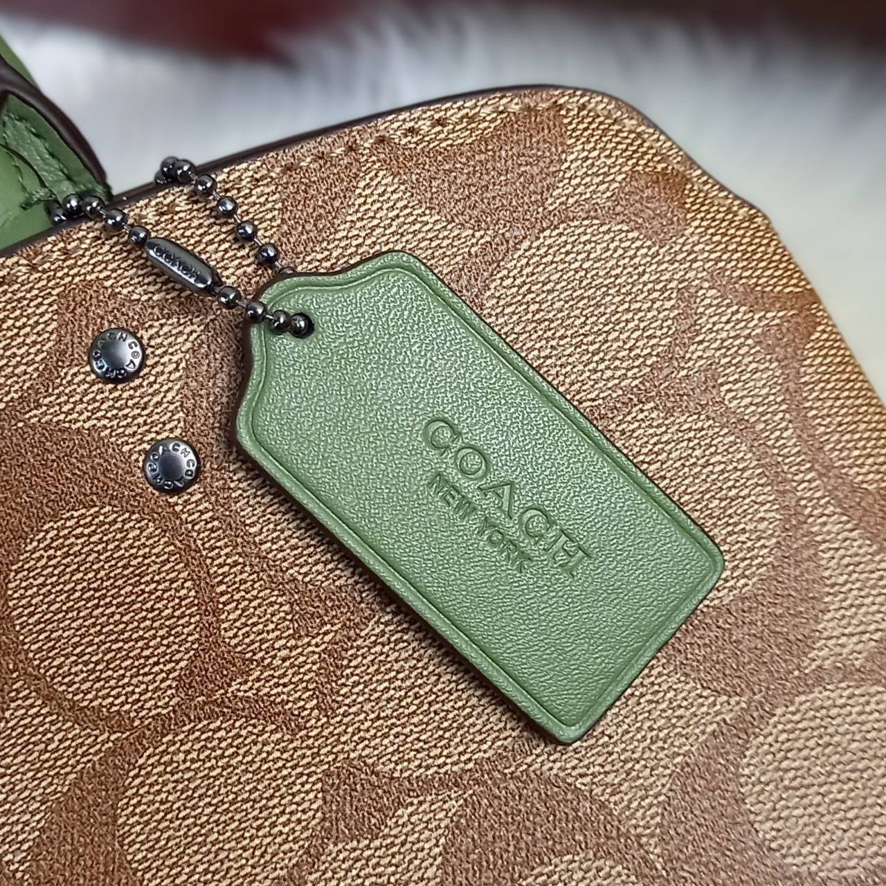 หัวใจจะวาย!! ละมุนมาก ลุคคุณหนูสุดๆ COACH MINI LILLIE CARRYALL (COACH F91494)🌺 ใช้ดีจนต้องบอกต่อ อีกแล้วจ้า ใครๆก็ถามหา😍>>>ทรงถัง รุ่นใหม่ 10 นิ้ว ขนาดกำลังดี เหมาะมือมาก มี 3 ช่องด้านใน ช่องกลาง เปิด-ปิด ด้วยซิป ส่วน 2 ช่องด้านข้