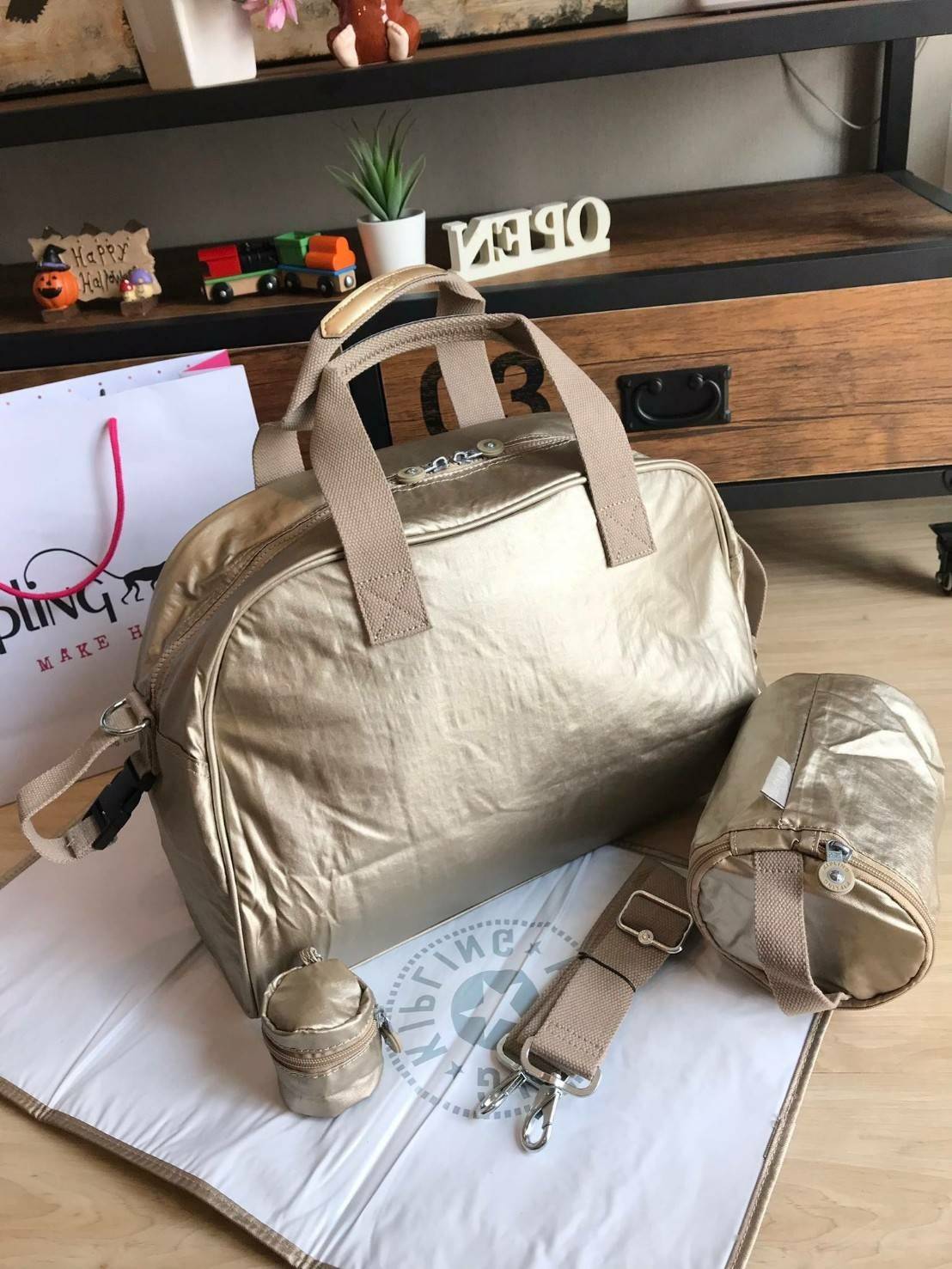 Kipling shoulder bag K13556 CAMAMA CARDINAL กระเป๋าเดินทางขนาดใหญ่ คอลเลคชั่นใหม่จากkipling ใส่เสื้อผ้าได้หลายชุดเลยทีเดียว ด้านข้างมีที่คล้องสำหรับคล้องหมวกหรืออื่นๆและในเซ็ทยังมีใบเล็กใส่เหรียญ1+ใบพ่วงเก็บอุณหภูมิ1+แผ่นรองเอนกประสงค์ และสายสะพายถอดออกได