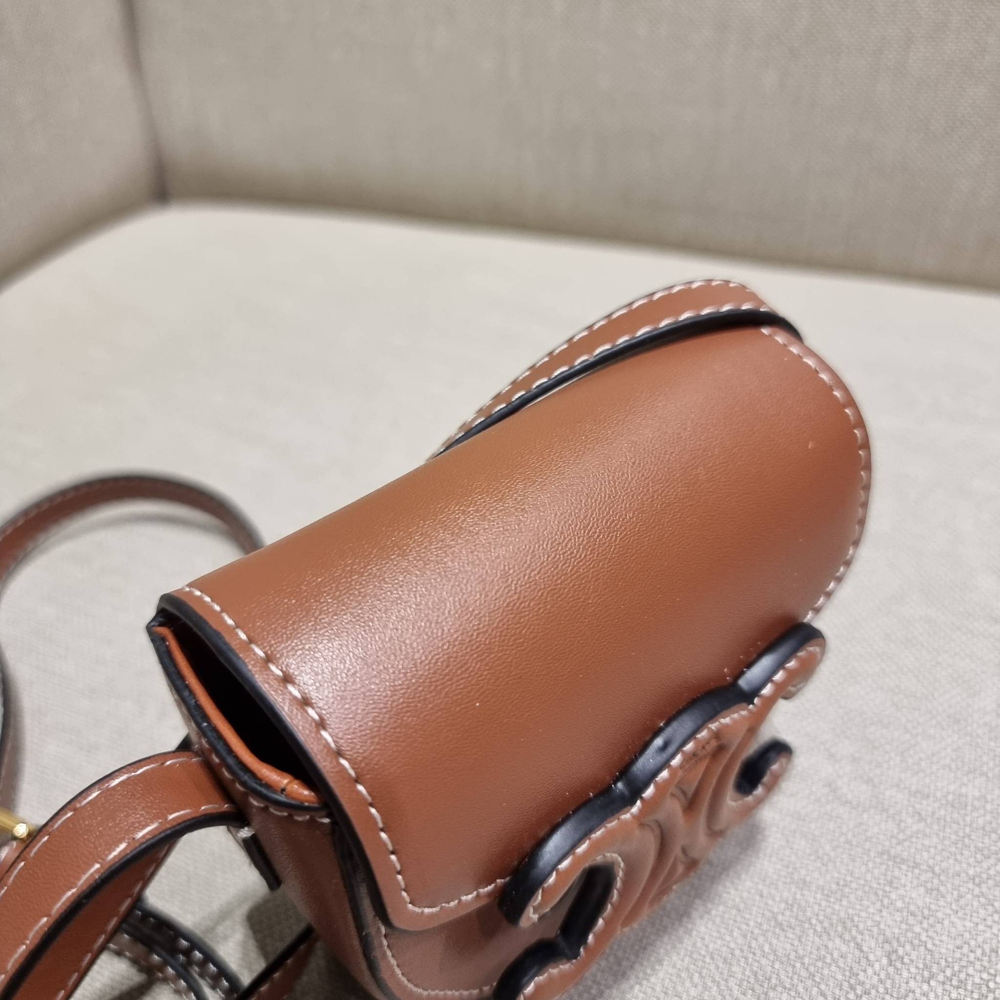 CELINE BESACE CUIR TRIOMPHE MINI BAG รุ่นที่หนุ่มๆสาวๆต่าวก็ถามหา!! เดอะเบสท์เซลเลอร์ กระเป๋าสะพายมินิไซส์ เล็กแต่ปังมาก!! ดีเทลเรียบแต่หรู วัสดุหนังแท้ สีคลาสสิค เปิด-ปิดด้วยกระดุมแน่นหนา ภายในเป็นช่องโล่ง สายสะพายในตัวปรับได้ตามชอบ ใบนี้สามารถใส่บัตร ใส