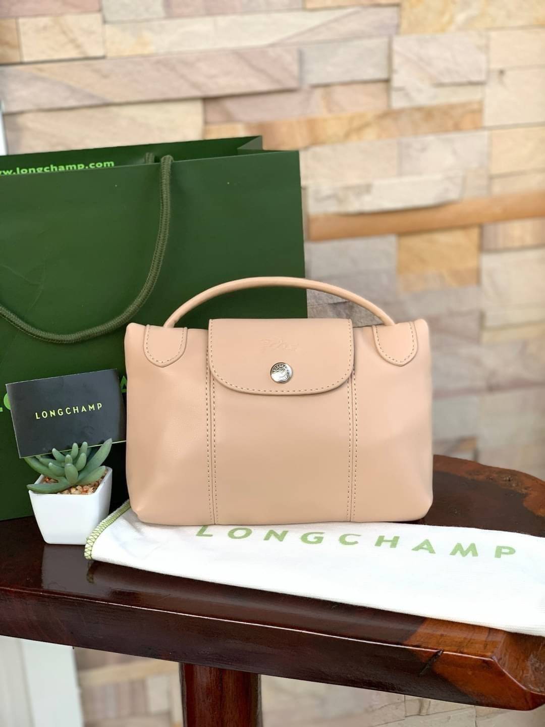 Longchamp Le Pliage Cuir Crossbody Bag อีกหนึ่งคอลเลคชั่น Le Pliage Cuir หนึ่งในตระกูลกระเป๋าสุดไอคอนิกจากแบรนด์ Longchamp และจัดการปรับดีไซน์ให้มีขนาดเล็กลงในทรงcrossbody กะทัดรัดสะพายแล้วคล่องตัว ด้วยดีไซน์ที่ดูเป็นเอกลักษณ์การใช้งานช่องหลักที่ซิปด้านหล