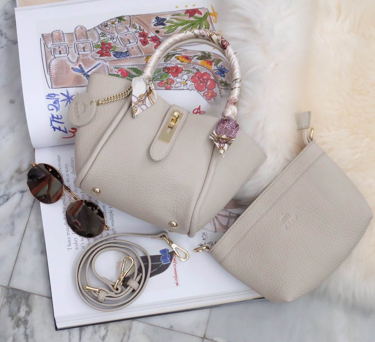 ยูฮู้ !! ทรงตะกร้า Jessy Come back again กับ New version รอบนี้ เพิ่ม Gimmick ด้วยผ้าพันหูกระเป๋าเข้า Set ยังคงความ cute ใช้งานง่ายเหมือนเดิม แถม!! กระเป๋าใบเล็กด้านใน แยก ออกมาสะพายได้อีกด้วย **ซื้อ1ได้2 **คุ้มที่สุด