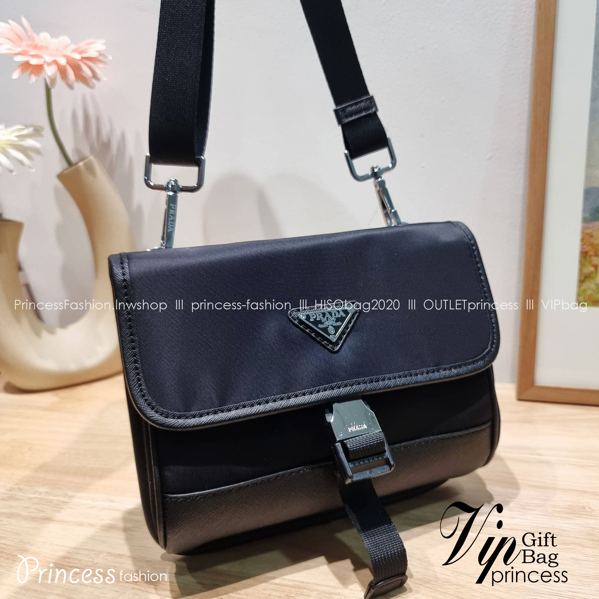 PRADA RE-NYLON AND SAFFIANO LEATHER SMARTPHONE CASE / PRADA Messenger Bag กระเป๋าสะพายสปอร์ต ดีไซน์หรู เรียบง่าย ดูแพง น้ำหนักเบา สายสะพายถอดออกได้