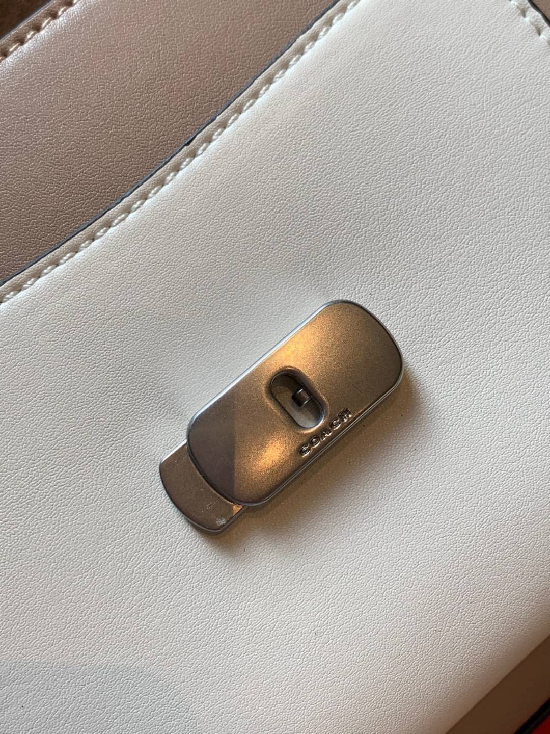 OUTLET 】COACH TABBY TOP HANDLE 20 LEATHER BAG หรูหรามากๆค่ะ สินค้าแนะนำ!! กระเป๋าถือ//สะพายข้างได้ วัสดุหนังแท้อย่างดี หนึ่งใบทำหนัง2แบบได้อย่างลงตัว สวยงาม มีอะไหล่ตัวC ใหญ่ด้านหน้าโดดเด่นหรูมากๆค่ะ 🔺เปิดปิดแบบกดล็อค ภายในมี2ช่องสำหรับใส่ของ สามา