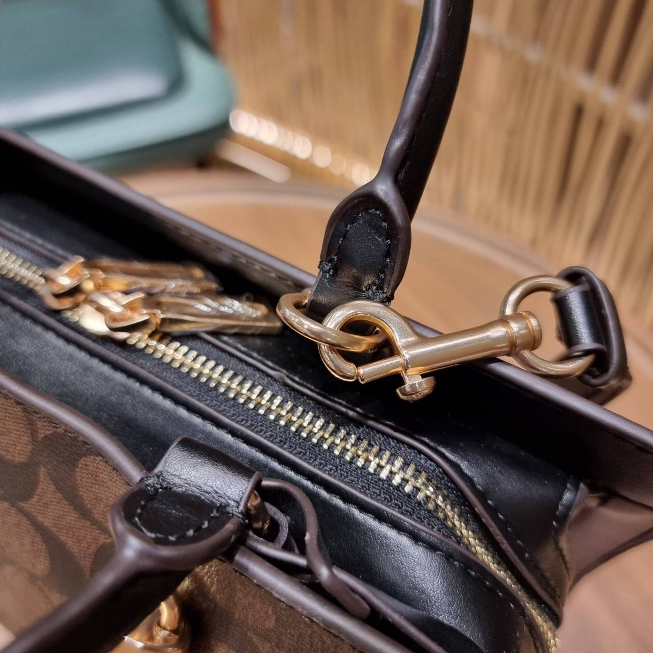 COACH ZOE CARRYALL IN SIGNATURE CANVAS เดอะเบสท์แห่งปี ต้องยกให้พี่คนสวยใบนี้เลย!! รุ่นที่สาวๆตามหา หายากอีกหนึ่ง กระเป๋าถือ/สะพายทรงสวย คลาสสิค ใบใหญ่จุคุ้ม มีดีเทลน่ารักๆที่แม่กุญแจ สามารถล็อคหัวซิปได้ กุญแจซ่อนในพวงหนังห้อยก็น่ารักไปอีก ภายในโล่งกว้าง 