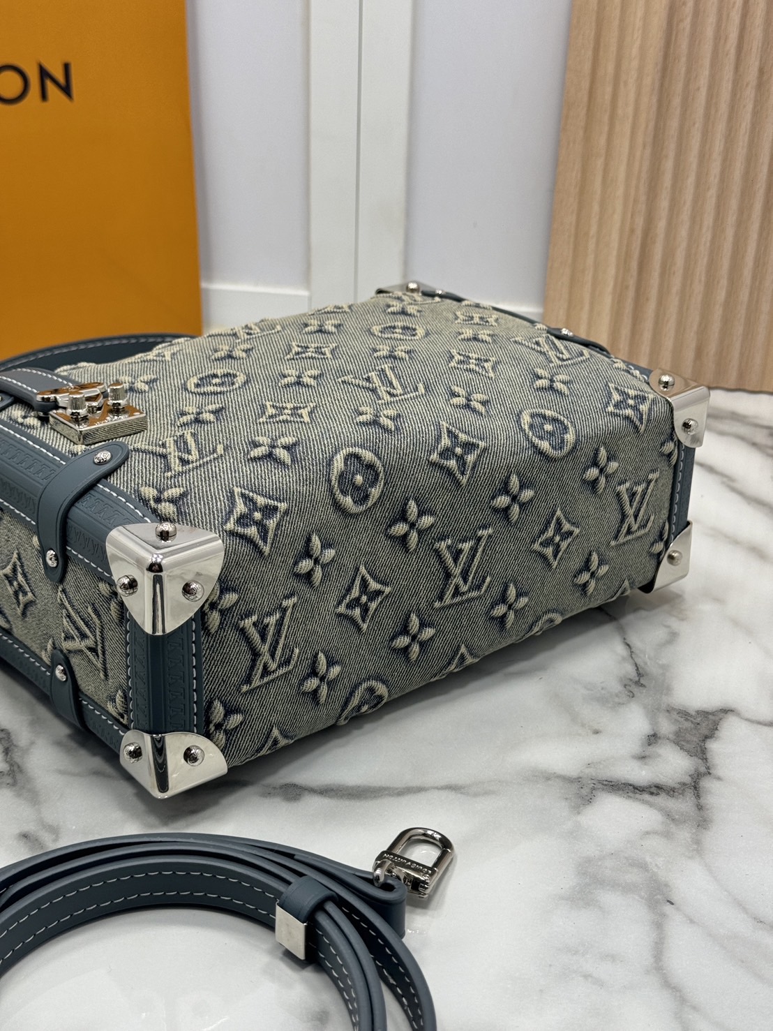 LV Side Trunk Monogram Denim Bag กระเป๋าสะพายทรงกล่องเดนิมซีดสไตล์วินเทจ ปั้มนูนโลโก้ลายโมโนแกรม ไอเท็มหรูหราย้อนยุค ผสมผสานความทันสมัย รูปทรงกล่องสัดส่วนสวยลงตัว โดดเด่นชวนมอง
