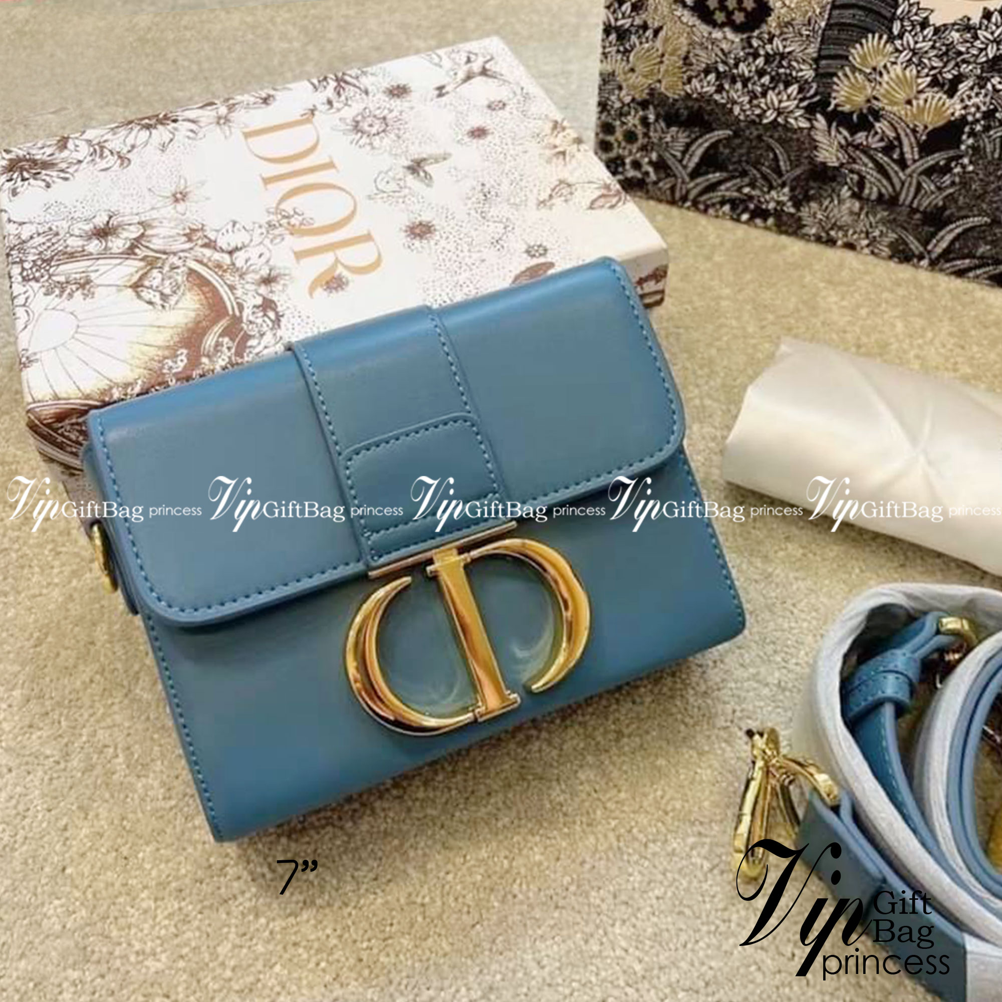Dior 30 Montaigne Box Bag 7" / DIOR MINI BAG กระเป๋าสะพายดิออร์ เอกลักษณ์ของความหรู ไซส์มินิทรงสี่เหลี่ยมหนังเรียบสวยหรูอยู่ทรงเปิดปิดด้วยฝาปิดโลโก้แบรนด์อะไหล่ทอง ภายในโล่งมีโลโก้สามารถใส่มือถือของใช้จุกจิกได้ สายสะพายหนังยาวถอดได้ปรับระดับได้ สามาร